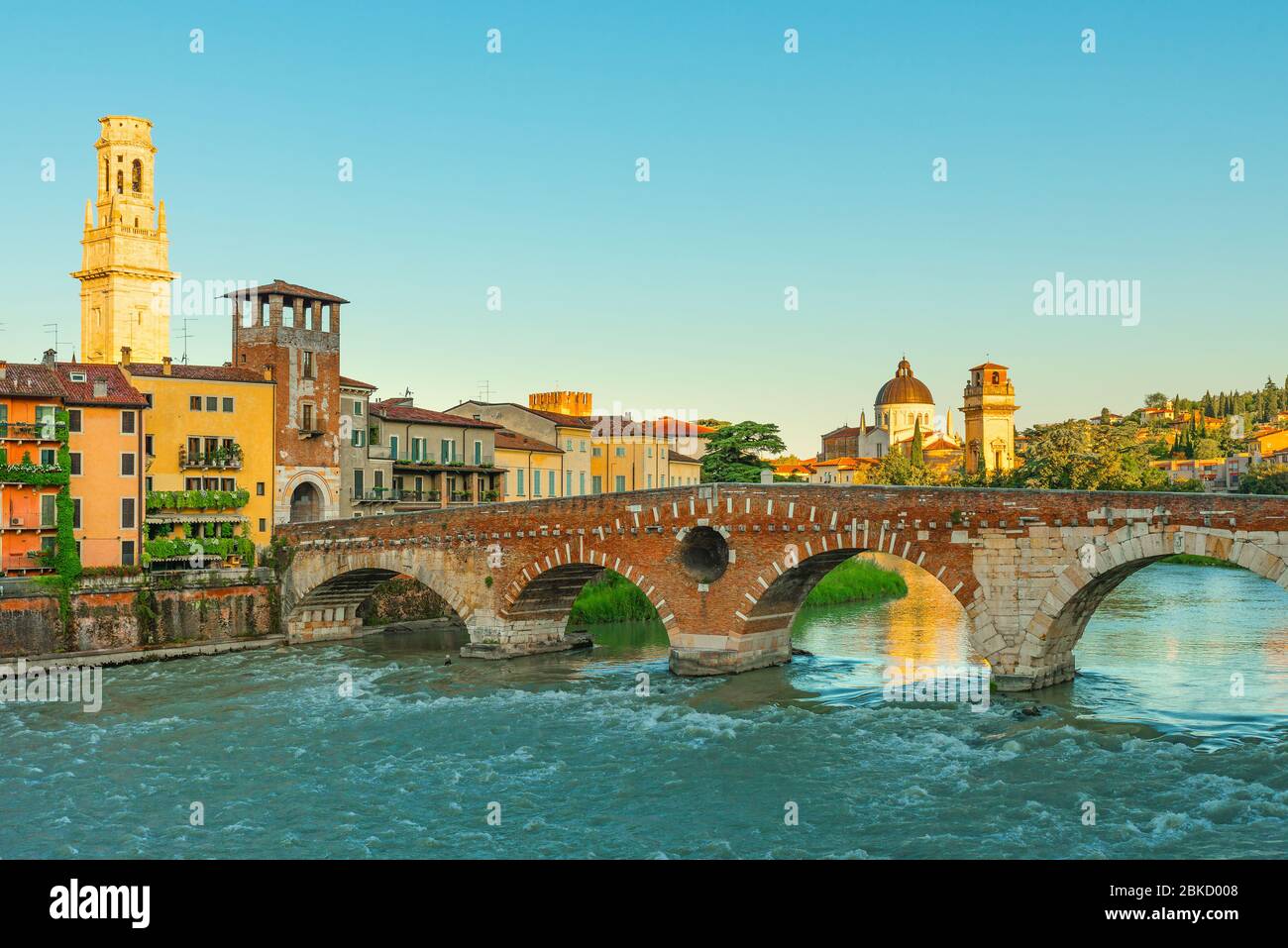 Vista sul ponte vuoto Ponte pietra con nessuno a Verona, Veneto, Italia. Quarantena coronavirus concetto 19. Simbolo italiano con nessuno Foto Stock