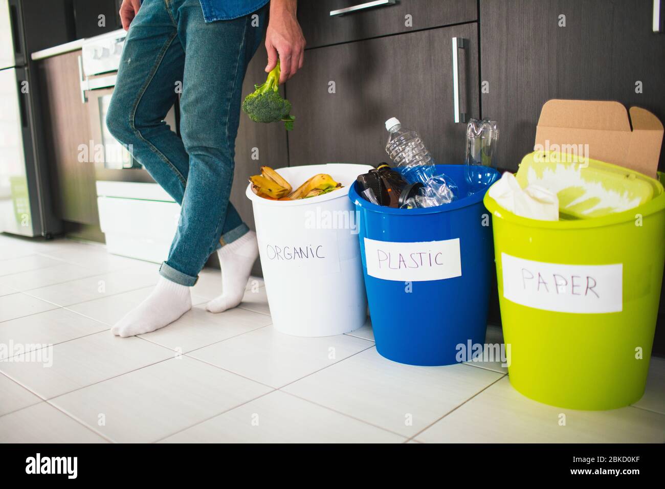 primo piano. Ordinare spazzatura a casa. Ci sono tre secchi per diversi  tipi di rifiuti. Tipo smista i rifiuti in cucina Foto stock - Alamy