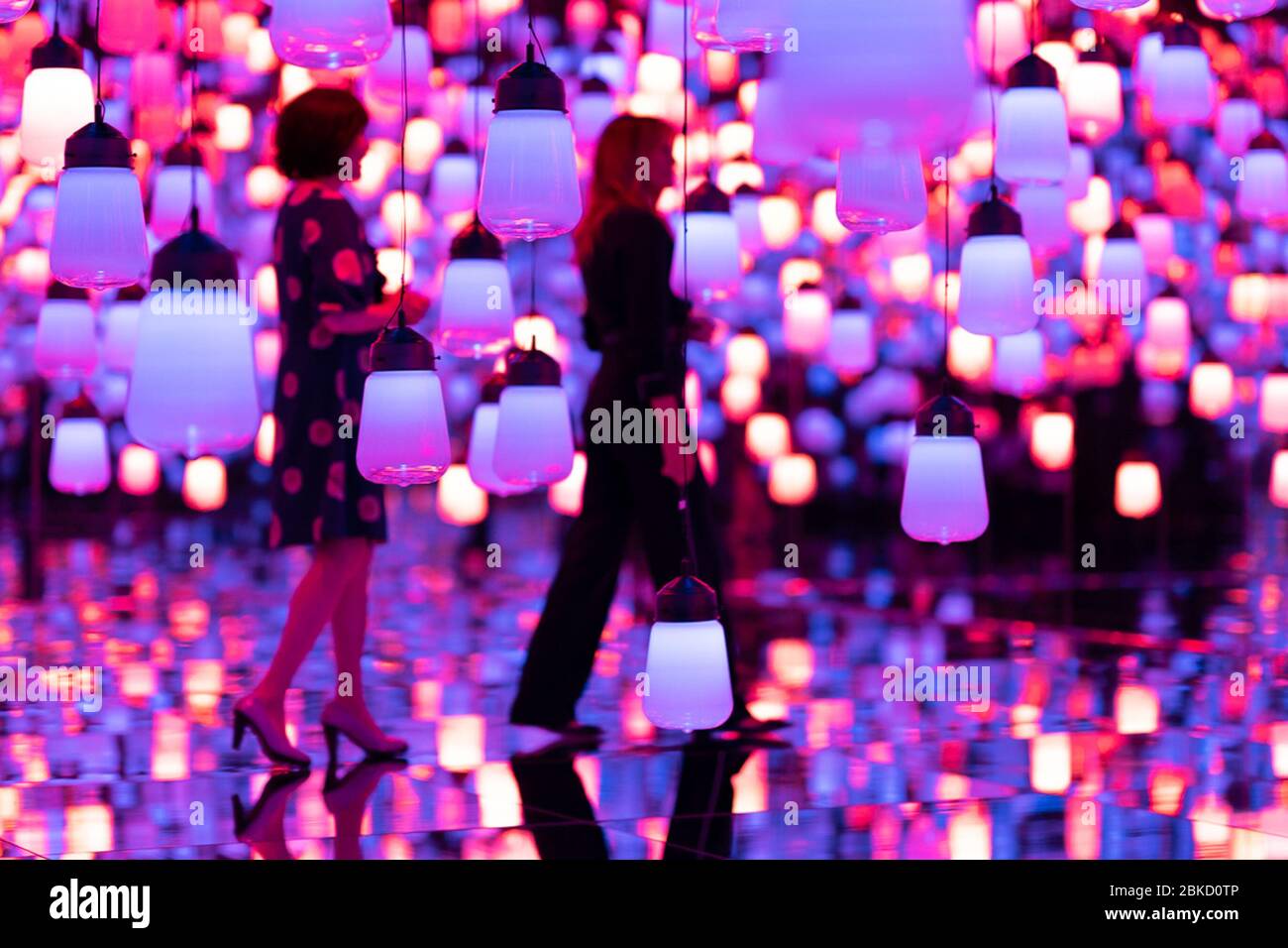 Il 26 maggio 2019, la First Lady Melania Trump e la Sig.ra Akie Abe, moglie del primo ministro giapponese Shinzo Abe, hanno visitato la TeamLab Borderless Exhibit presso il Mori Building Digital Art Museum di Tokyo, impegnandosi nella diplomazia culturale e artistica. Foto Stock