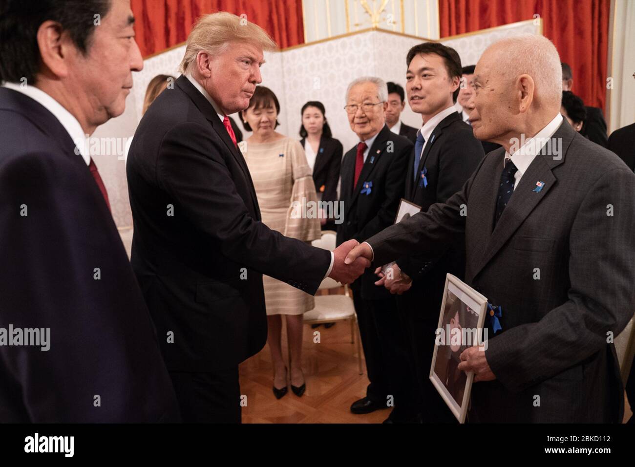 Il 27 maggio 2019, il presidente Donald J. Trump ha incontrato famiglie di individui rapiti dalla Corea del Nord durante la sua visita a Tokyo. L'incontro si è svolto presso il Palazzo Akasaka, insieme al primo ministro giapponese Shinzo Abe e all'ambasciatore statunitense William Hagerty. Foto Stock