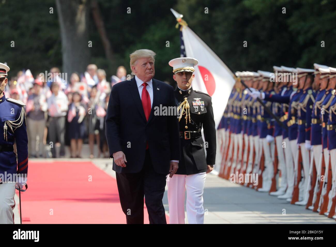 Il presidente Donald J. Trump rivede la guardia d'onore durante una chiamata di Stato al Palazzo Imperiale di Tokyo, Giappone, il 27 maggio 2019. L'evento segnò una visita diplomatica formale in Giappone da parte del presidente degli Stati Uniti. Foto Stock