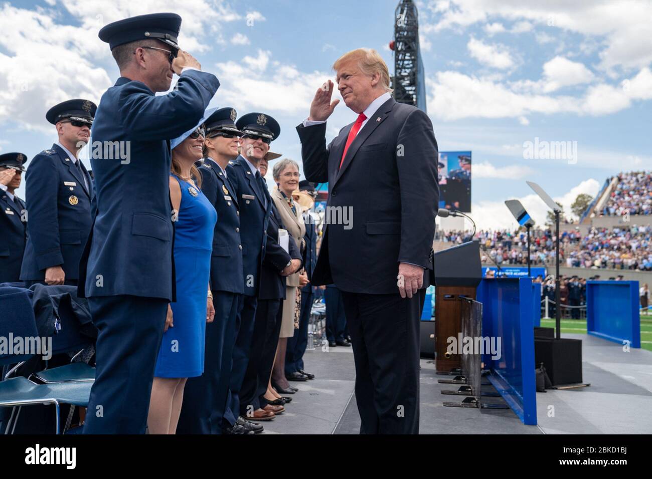 Il presidente Donald J. Trump saluta quando arriva per partecipare alla cerimonia di laurea dell'Accademia dell'aeronautica statunitense del 2019 Giovedì 30 maggio 3019, presso lo stadio U.S. Air Force Academy-Falcon a Colorado Springs, Cool. La cerimonia di laurea dell'Accademia dell'aeronautica degli Stati Uniti Foto Stock