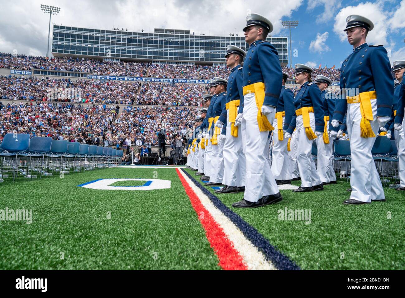 U.S. Air Force Cadets marzo sul campo per la cerimonia di laurea U.S. Air Force Academy 2019 Giovedì 30 maggio 3019, presso lo stadio U.S. Air Force Academy-Falcon a Colorado Springs, Coil., alla presenza del presidente Donald A. Trump. Cerimonia di laurea dell'Accademia dell'aeronautica degli Stati Uniti Foto Stock