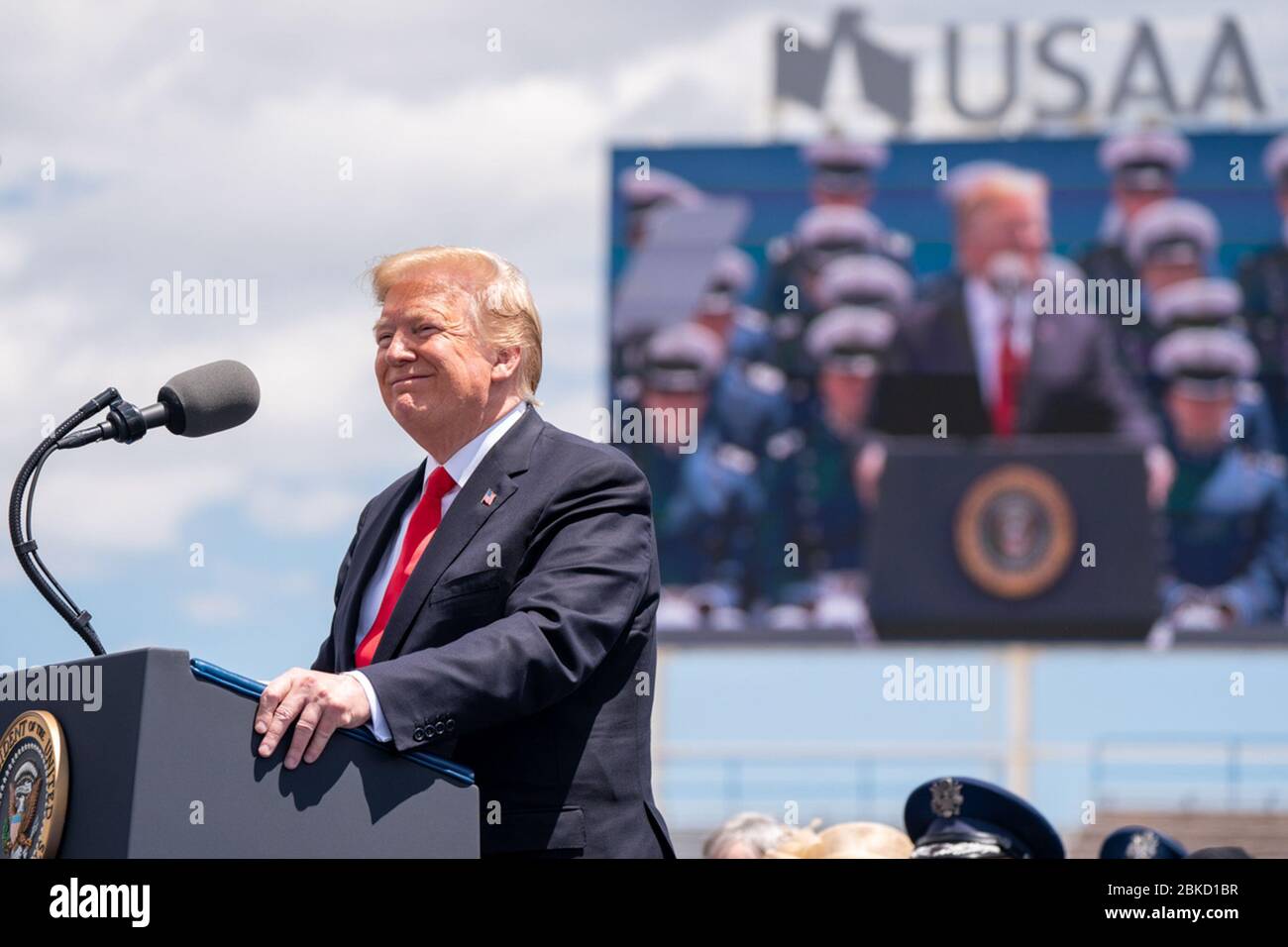 Il presidente Donald J. Trump esprime le sue osservazioni alla cerimonia di laurea dell'Accademia dell'aviazione militare statunitense del 2019 Giovedì 30 maggio 3019, presso lo stadio U.S. Air Force Academy-Falcon a Colorado Springs, Cool. La cerimonia di laurea dell'Accademia dell'aviazione militare degli Stati Uniti Foto Stock