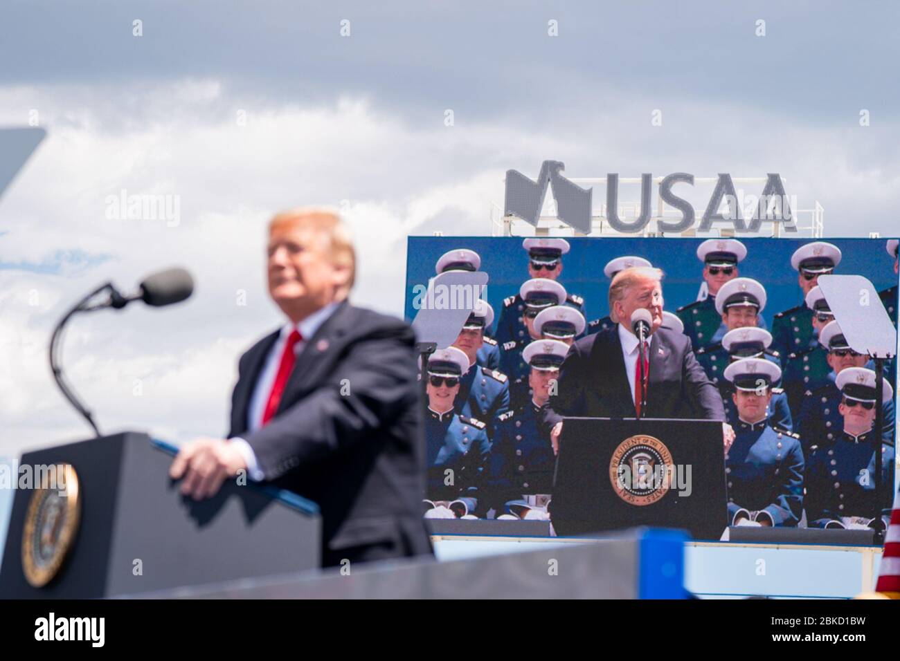 Il presidente Donald J. Trump esprime le sue osservazioni alla cerimonia di laurea dell'Accademia dell'aviazione militare statunitense del 2019 Giovedì 30 maggio 3019, presso lo stadio U.S. Air Force Academy-Falcon a Colorado Springs, Cool. La cerimonia di laurea dell'Accademia dell'aviazione militare degli Stati Uniti Foto Stock