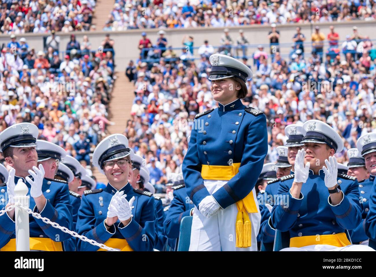 Il presidente Donald J. Trump invita le U.S. Air Force Cadets, premiate con premi distinti, a stare in piedi in riconoscimento alla cerimonia di laurea dell'Accademia dell'aviazione militare statunitense del 2019 Giovedì 30 maggio 3019, presso lo stadio U.S. Air Force Academy-Falcon a Colorado Springs, Cool. La cerimonia di laurea dell'Accademia dell'aviazione militare degli Stati Uniti Foto Stock