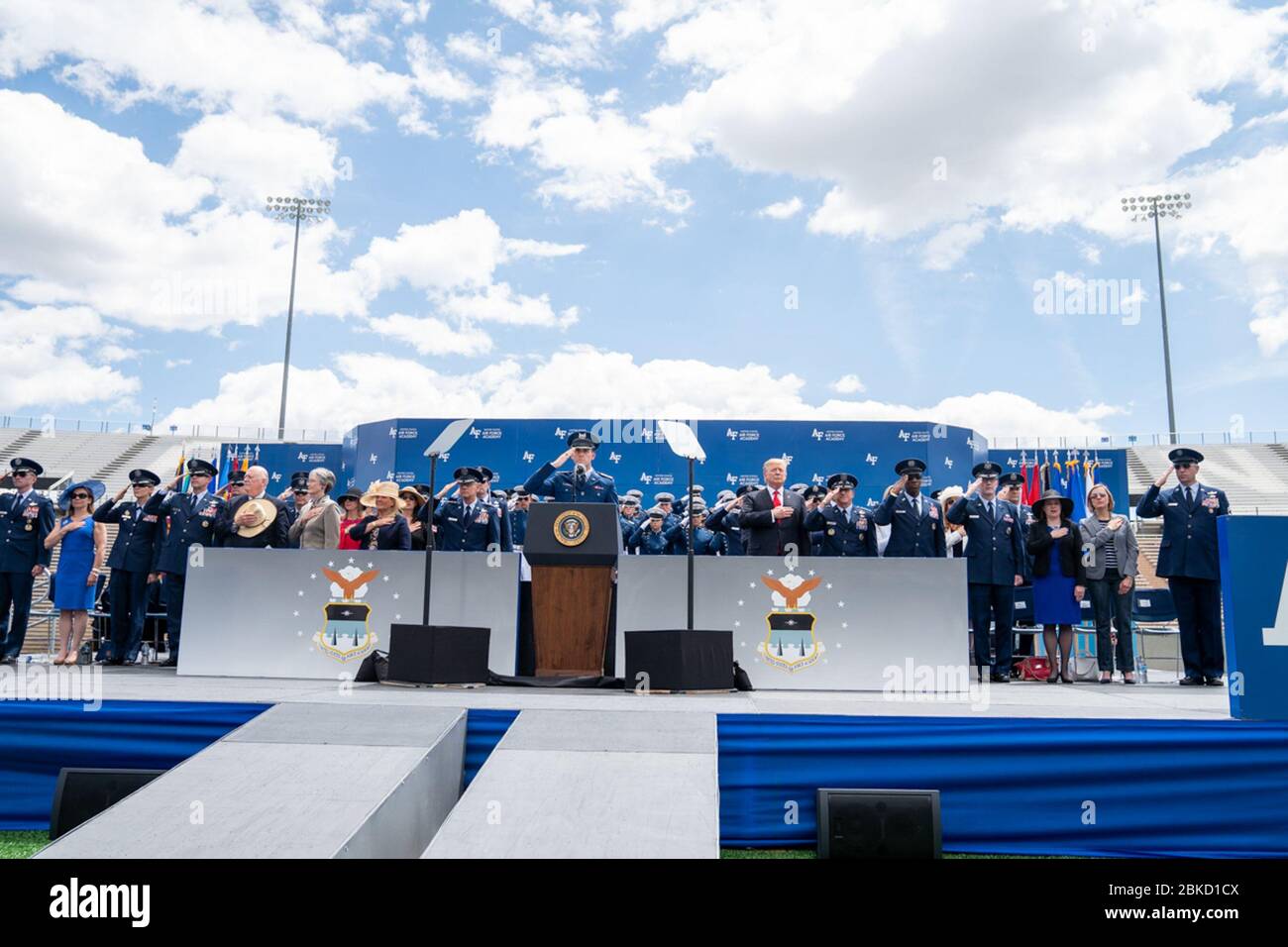 Il presidente Donald J. Trump si trova con il Gen. David Goldfein, capo dello staff dell'aeronautica degli Stati Uniti, alla cerimonia di laurea dell'Accademia dell'aeronautica degli Stati Uniti 2019 Giovedì 30 maggio 3019, allo stadio dell'Accademia dell'aeronautica degli Stati Uniti-Falcon a Colorado Springs, Cool. La cerimonia di laurea dell'Accademia dell'aeronautica degli Stati Uniti Foto Stock