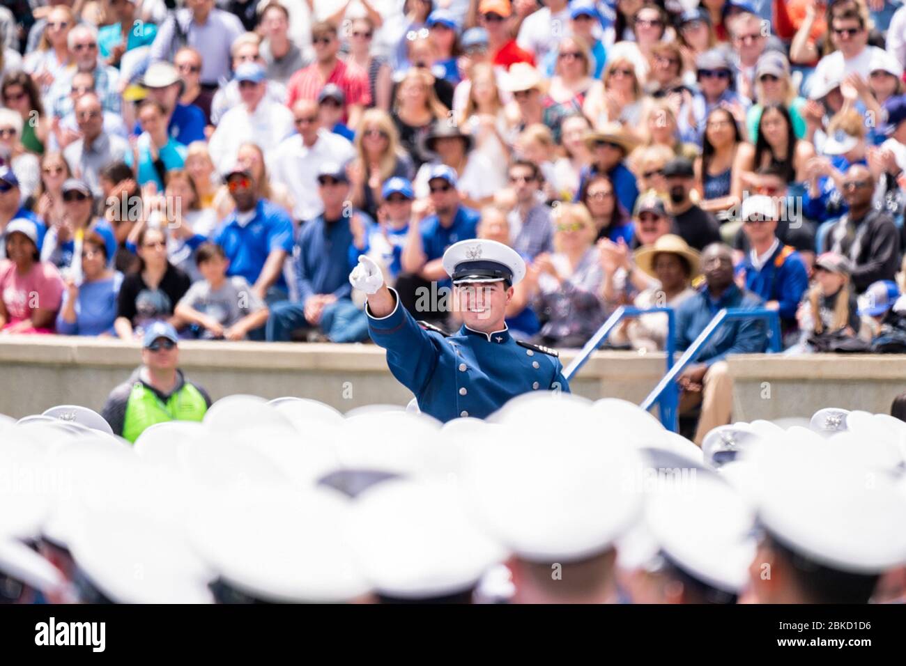 Il presidente Donald J. Trump riconosce il vincitore del derby del college dell'Accademia dell'aeronautica statunitense e si è laureato NIC Ready alla cerimonia di laurea dell'Accademia dell'aeronautica statunitense del 2019 Giovedì 30 maggio 3019, allo stadio dell'Accademia dell'aeronautica statunitense di Falcon a Colorado Springs, Cool. La cerimonia di laurea dell'Accademia dell'aeronautica statunitense Foto Stock