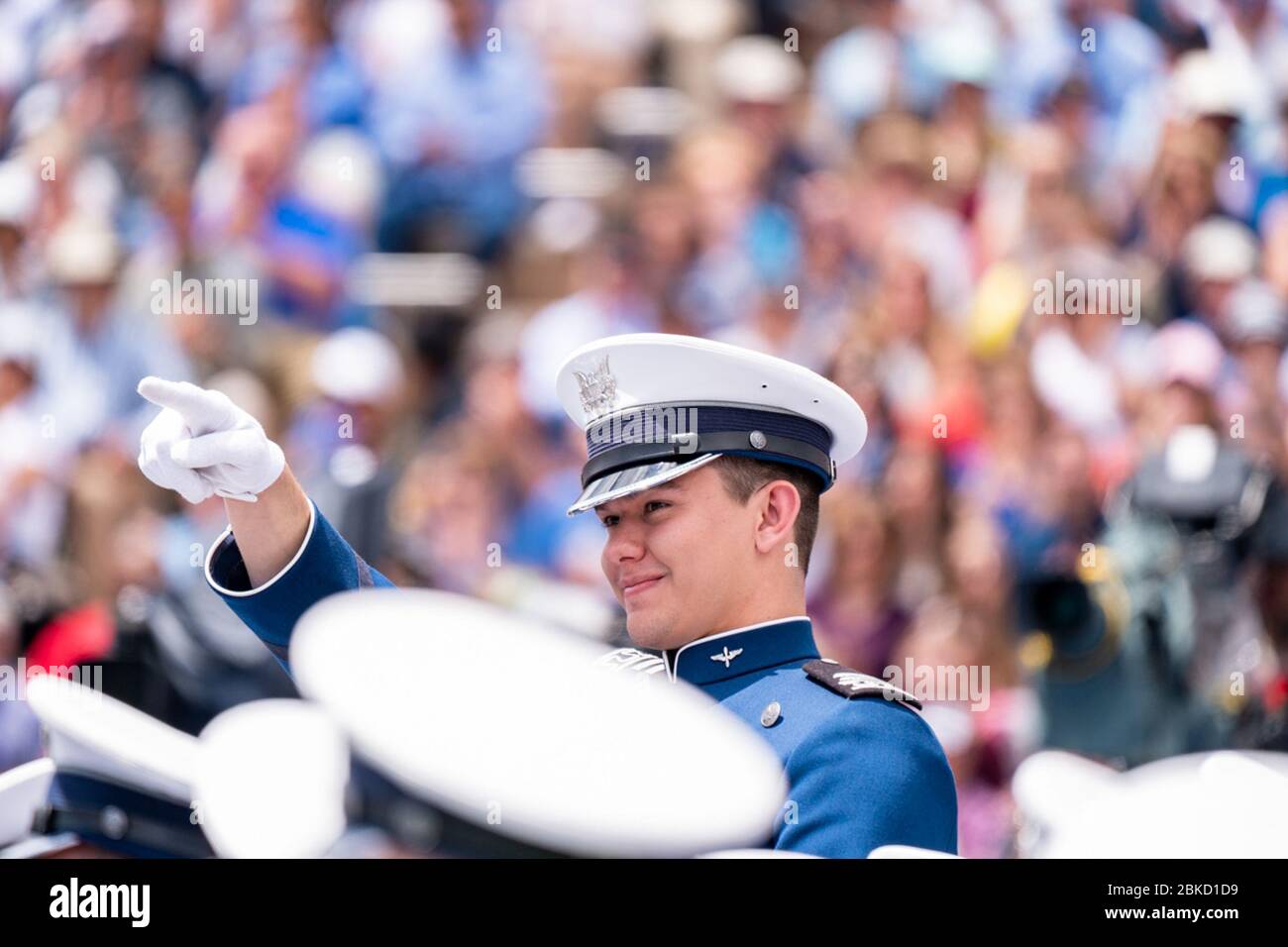 Il presidente Donald J. Trump riconosce il vincitore del derby del college dell'Accademia dell'aeronautica statunitense e si è laureato NIC Ready alla cerimonia di laurea dell'Accademia dell'aeronautica statunitense del 2019 Giovedì 30 maggio 3019, allo stadio dell'Accademia dell'aeronautica statunitense di Falcon a Colorado Springs, Cool. La cerimonia di laurea dell'Accademia dell'aeronautica statunitense Foto Stock