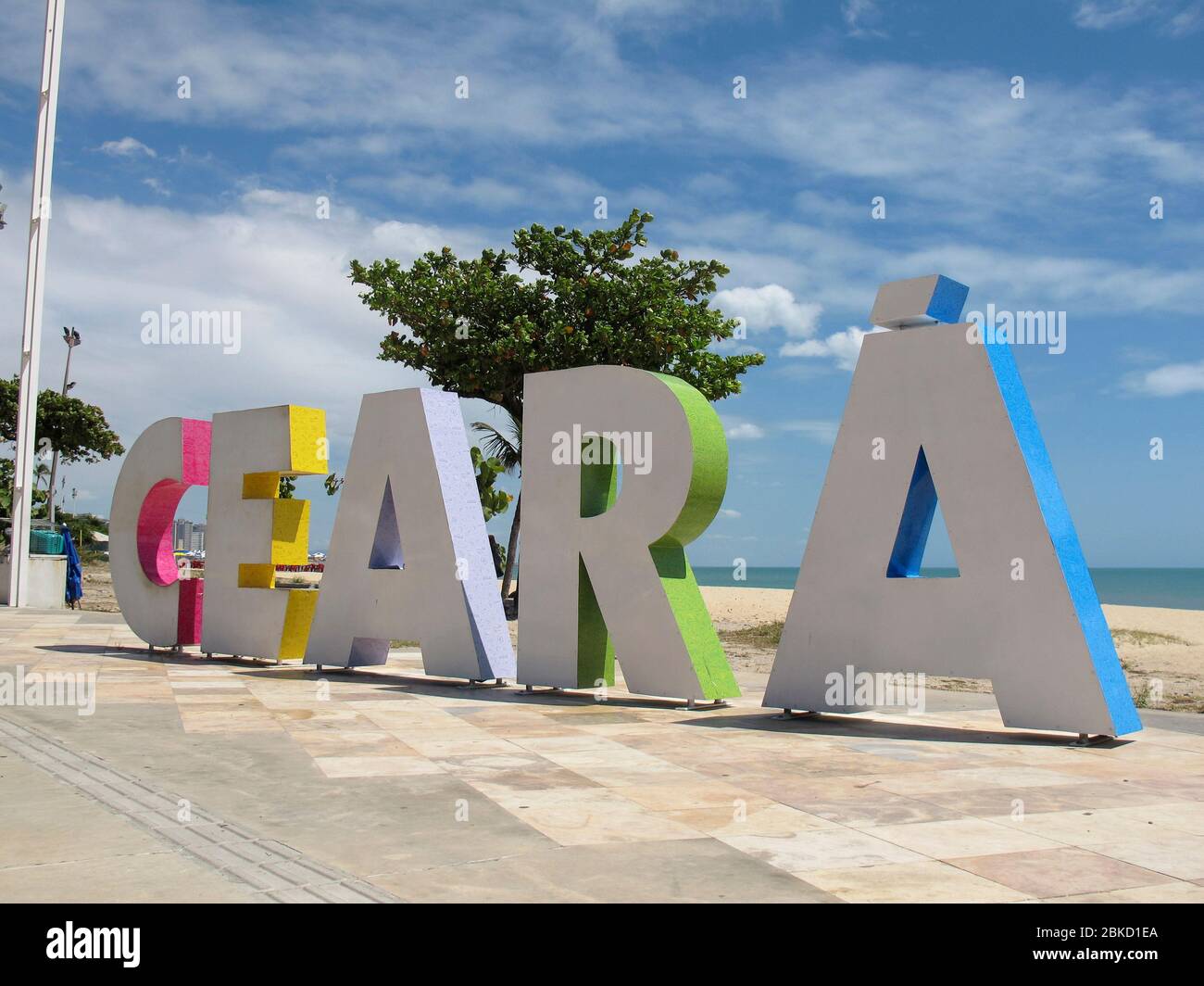 Cartello d'arrivo turistico con iscrizione Ceara in grandi lettere colorate sulla spiaggia e sul mare nella città di Fortaleza, stato di Ceara, Brasile Foto Stock