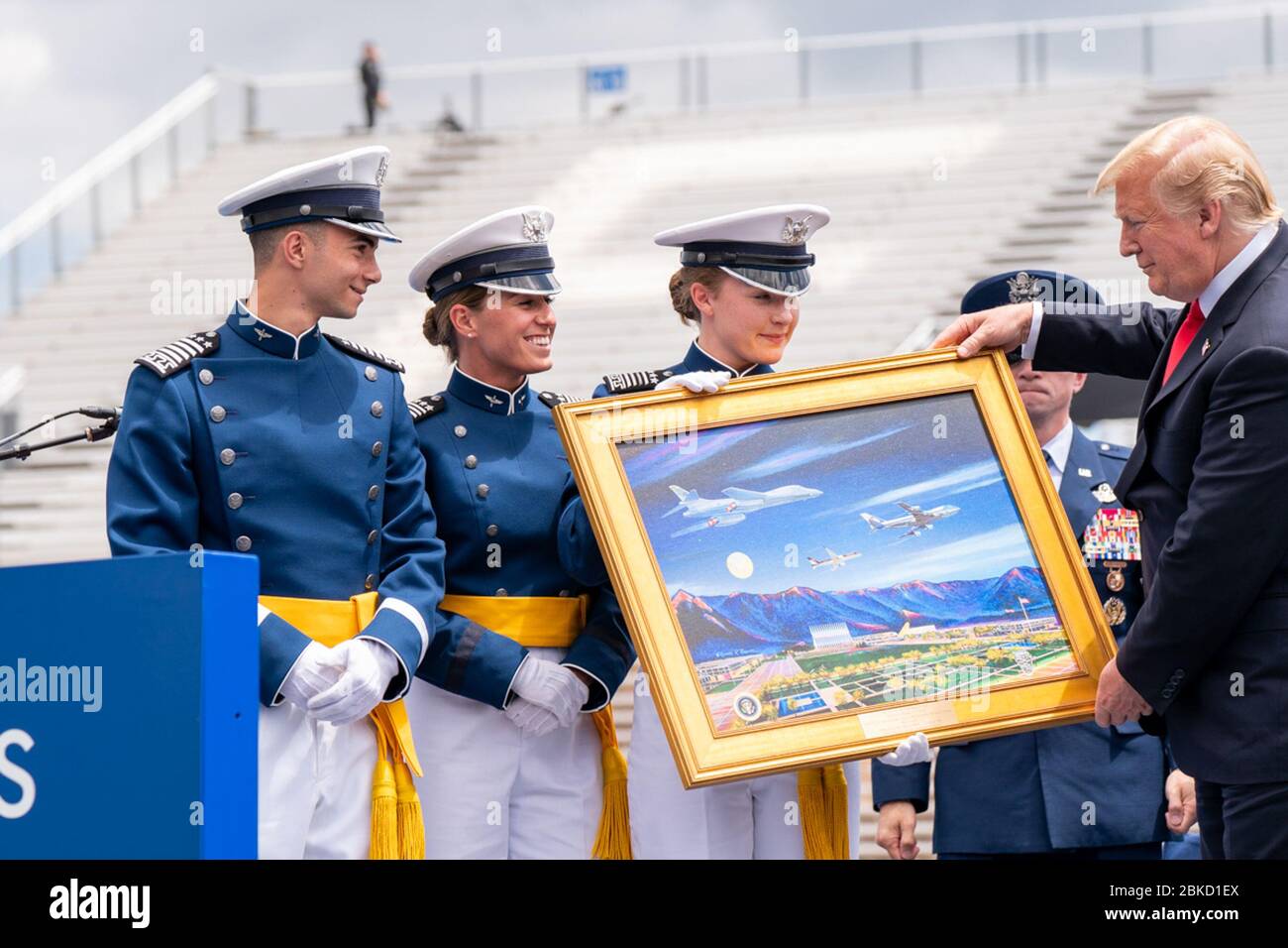 Il presidente Donald J. Trump è presentato con un dipinto da U.S. Air Force Cadets durante la cerimonia di laurea U.S. Air Force Academy 2019 Giovedì, 30 maggio 3019, presso lo stadio U.S. Air Force Academy-Falcon a Colorado Springs, Cool. La cerimonia di laurea dell'Accademia dell'aeronautica statunitense Foto Stock