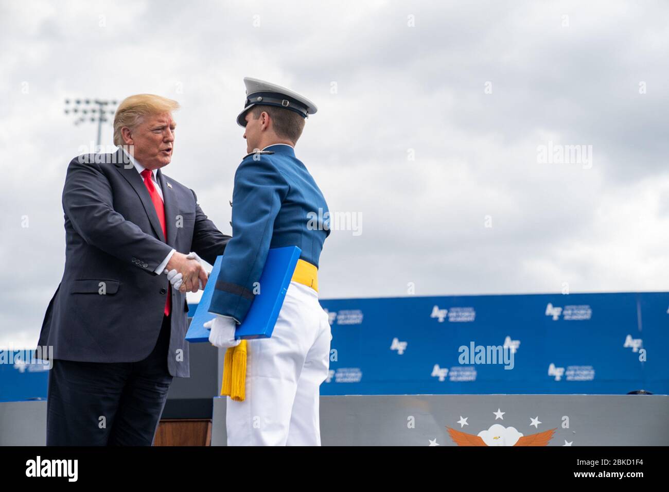 Il presidente Donald J. Trump si congratula con i laureati durante la cerimonia di laurea in Accademia dell'aeronautica statunitense del 2019 giovedì 30 maggio 2019, presso lo stadio U.S. Air Force Academy-Falcon a Colorado Springs, Cool. La cerimonia di laurea in Accademia dell'aeronautica degli Stati Uniti Foto Stock