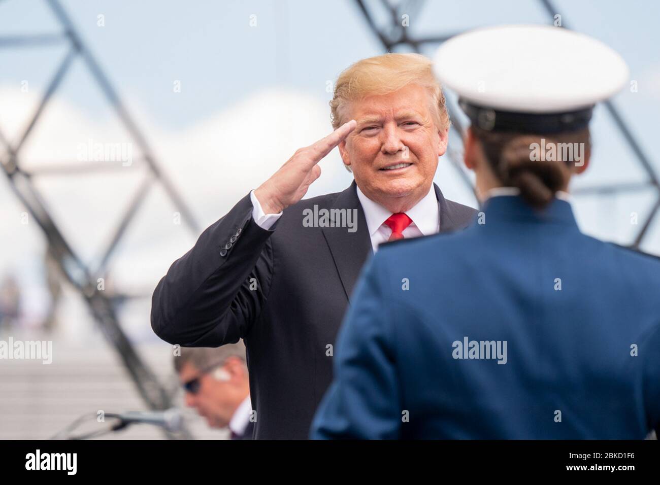 Il presidente Donald J. Trump si congratula con gli ultimi laureati di oltre 900 anni durante la cerimonia di laurea dell'Accademia dell'aviazione militare statunitense del 2019 Giovedì 30 maggio 2019, presso lo stadio U.S. Air Force Academy-Falcon a Colorado Springs, Cool. La cerimonia di laurea dell'Accademia dell'aviazione militare degli Stati Uniti Foto Stock