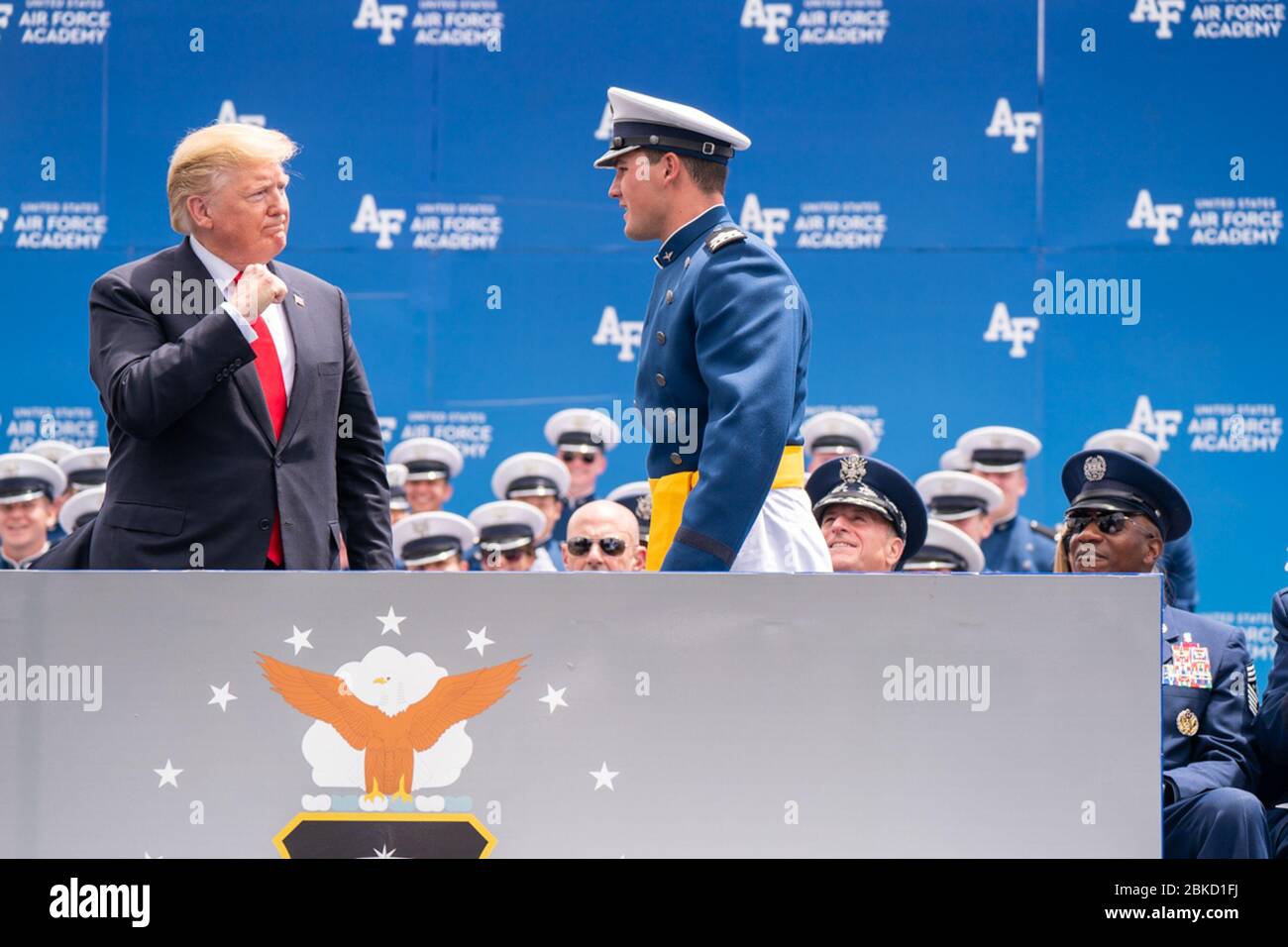 Il presidente Donald J. Trump invita il vincitore del derby del college dell'Accademia dell'aeronautica statunitense e si è laureato NIC Ready al palco alla cerimonia di laurea dell'Accademia dell'aeronautica statunitense del 2019 Giovedì 30 maggio 3019, allo stadio dell'Accademia dell'aeronautica statunitense di Falcon a Colorado Springs, Colonia. Cerimonia di laurea dell'Accademia dell'aeronautica degli Stati Uniti Foto Stock