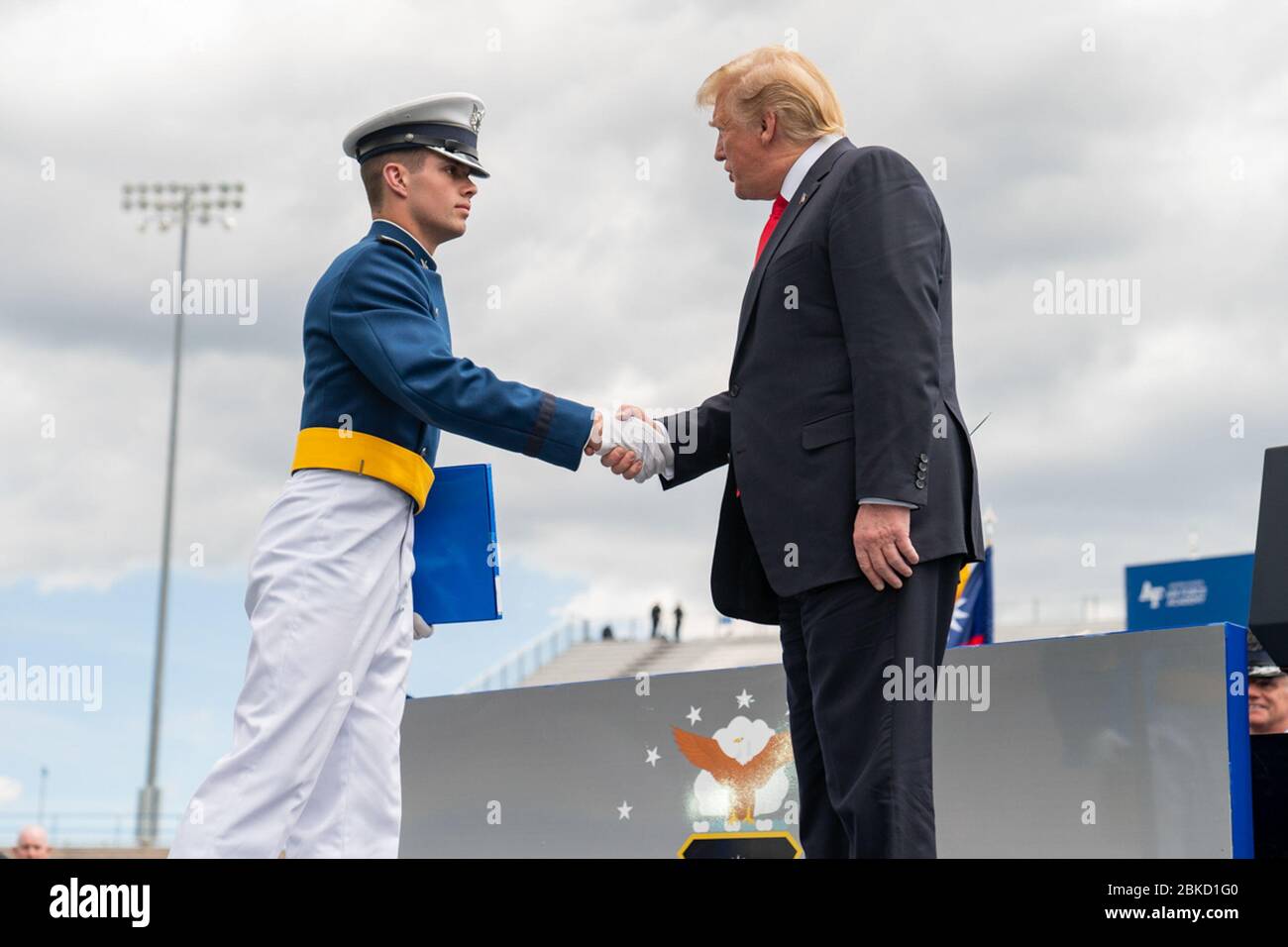 Il presidente Donald J. Trump si congratula con i laureati durante la cerimonia di laurea in Accademia dell'aeronautica statunitense del 2019 giovedì 30 maggio 2019, presso lo stadio U.S. Air Force Academy-Falcon a Colorado Springs, Cool. La cerimonia di laurea in Accademia dell'aeronautica degli Stati Uniti Foto Stock