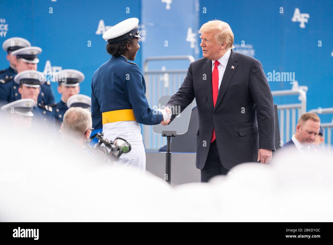 Il 30 maggio 2019, il presidente Trump si è congratulato con i laureati alla cerimonia della U.S. Air Force Academy tenutasi al Falcon Stadium di Colorado Springs, Colorado, per celebrare il completamento della loro formazione e istruzione. Foto Stock