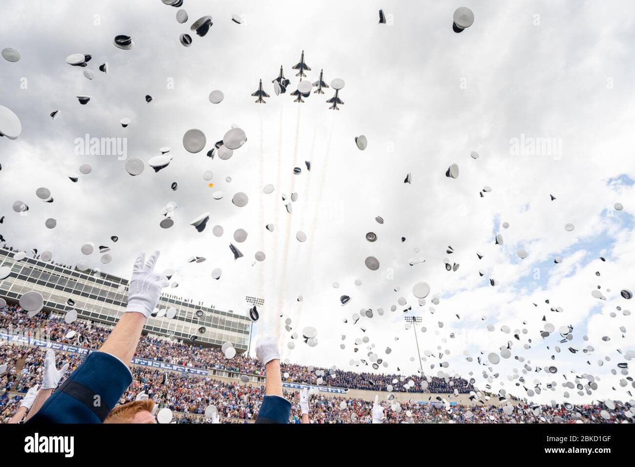 I cadetti dell'aeronautica degli Stati Uniti lanciano i loro cappelli come il fly-over di Thunderbirds alla conclusione della cerimonia di laurea dell'Accademia dell'aeronautica degli Stati Uniti 2019 Giovedì, 30 maggio 3019, all'accademia dell'aeronautica degli Stati Uniti-Stadio Falcon a Colorado Springs, colo.a., assistito dal presidente Donald A. Trump. Cerimonia di laurea dell'Accademia dell'aeronautica degli Stati Uniti Foto Stock