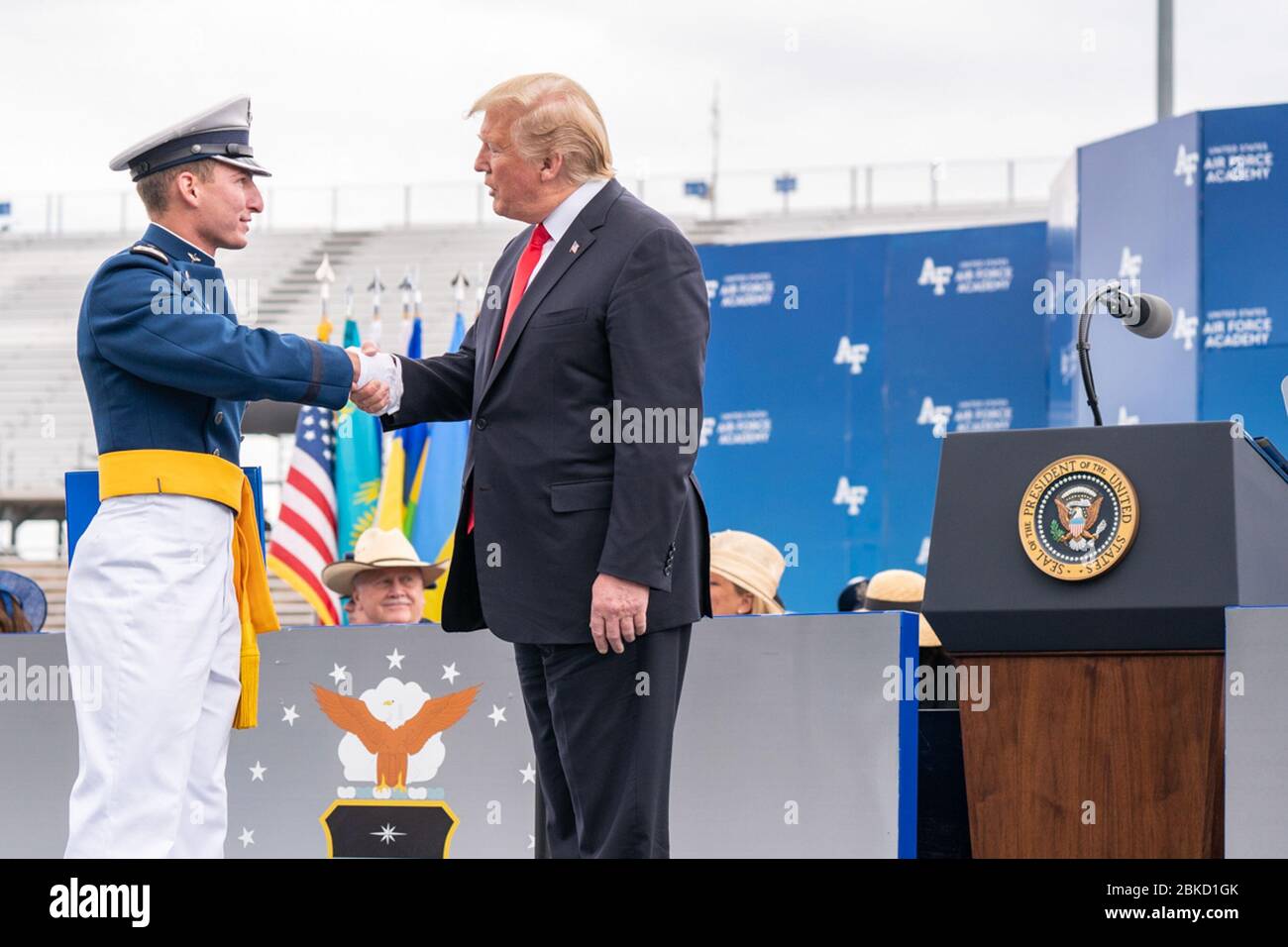 Il presidente Donald J. Trump si congratula con gli ultimi laureati di oltre 900 anni durante la cerimonia di laurea dell'Accademia dell'aviazione militare statunitense del 2019 Giovedì 30 maggio 2019, presso lo stadio U.S. Air Force Academy-Falcon a Colorado Springs, Cool. La cerimonia di laurea dell'Accademia dell'aviazione militare degli Stati Uniti Foto Stock