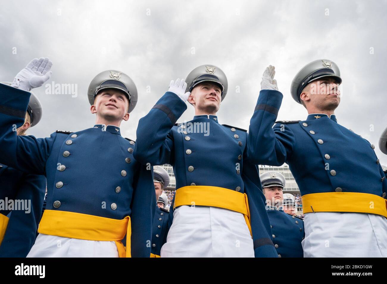 I cadetti dell'aeronautica statunitense prendono giuramento durante la cerimonia di laurea del 2019 dell'Accademia dell'aeronautica degli Stati Uniti Giovedì 30 maggio 3019, allo stadio dell'Accademia dell'aeronautica statunitense-Falcon a Colorado Springs, Co., alla presenza del presidente Donald A. Trump. Cerimonia di laurea dell'Accademia dell'aeronautica degli Stati Uniti Foto Stock