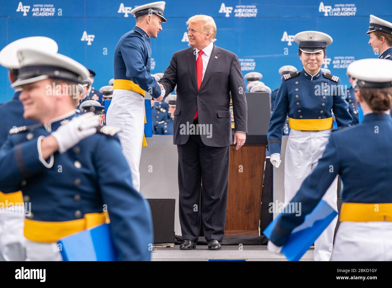 Il presidente Donald J. Trump si congratula con i laureati durante la cerimonia di laurea in Accademia dell'aeronautica statunitense del 2019 giovedì 30 maggio 2019, presso lo stadio U.S. Air Force Academy-Falcon a Colorado Springs, Cool. La cerimonia di laurea in Accademia dell'aeronautica degli Stati Uniti Foto Stock