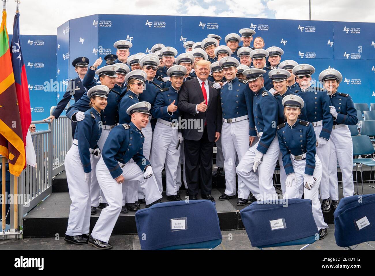 Il presidente Donald J. Trump si pone per una foto con alcuni laureati dopo la cerimonia di laurea dell'Accademia dell'aeronautica statunitense del 2019 Giovedì 30 maggio 3019, allo stadio U.S. Air Force Academy-Falcon a Colorado Springs, Cool. La cerimonia di laurea dell'Accademia dell'aeronautica degli Stati Uniti Foto Stock