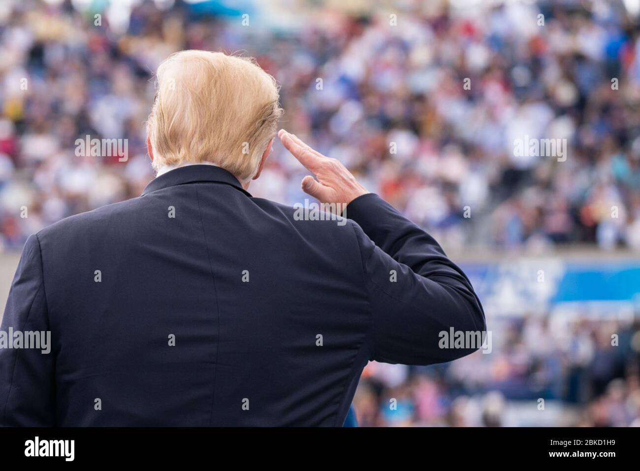 Il presidente Donald J. Trump saluta i laureati durante la cerimonia di laurea dell'Accademia dell'aeronautica statunitense del 2019 Giovedì 30 maggio 2019, presso lo stadio dell'Accademia dell'aeronautica statunitense di Falcon a Colorado Springs, Cool. La cerimonia di laurea dell'Accademia dell'aeronautica degli Stati Uniti Foto Stock