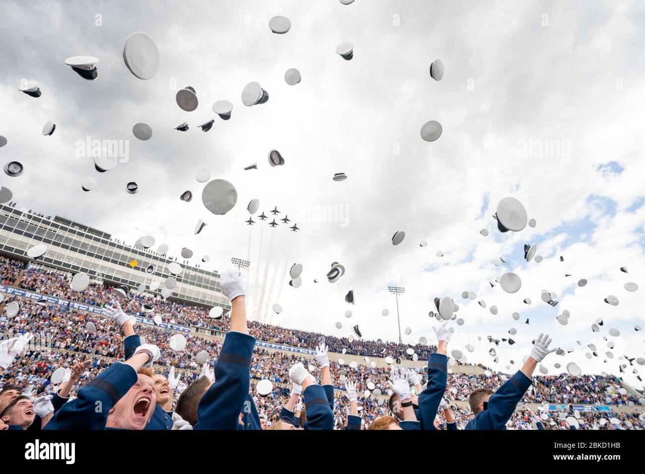 I cadetti dell'aeronautica degli Stati Uniti lanciano i loro cappelli come il fly-over di Thunderbirds alla conclusione della cerimonia di laurea dell'Accademia dell'aeronautica degli Stati Uniti 2019 Giovedì, 30 maggio 3019, all'accademia dell'aeronautica degli Stati Uniti-Stadio Falcon a Colorado Springs, colo.a., assistito dal presidente Donald A. Trump. Cerimonia di laurea dell'Accademia dell'aeronautica degli Stati Uniti Foto Stock