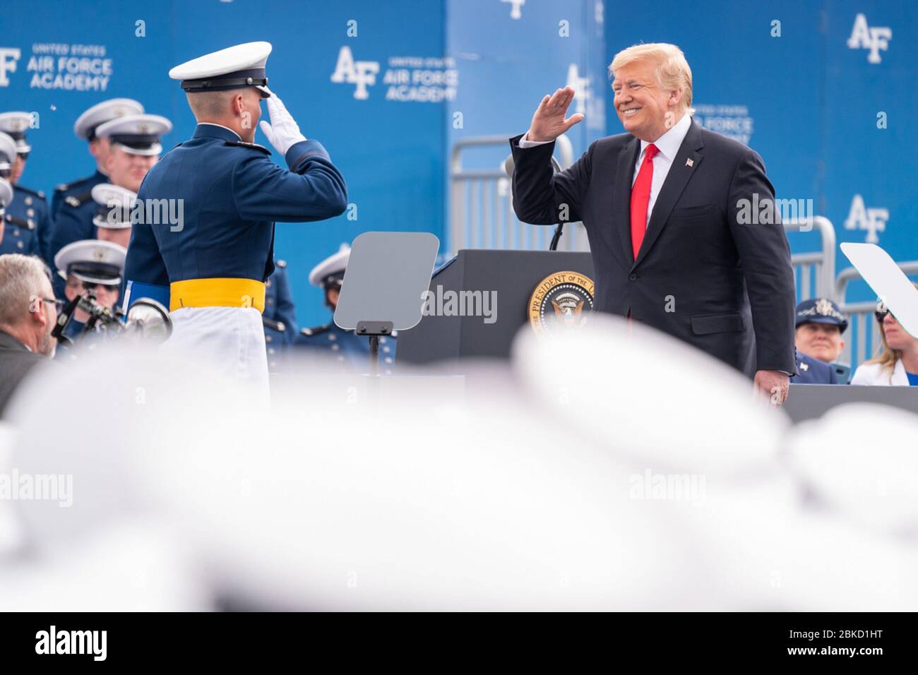 Il presidente Donald J. Trump si congratula con i laureati durante la cerimonia di laurea in Accademia dell'aeronautica statunitense del 2019 giovedì 30 maggio 2019, presso lo stadio U.S. Air Force Academy-Falcon a Colorado Springs, Cool. La cerimonia di laurea in Accademia dell'aeronautica degli Stati Uniti Foto Stock