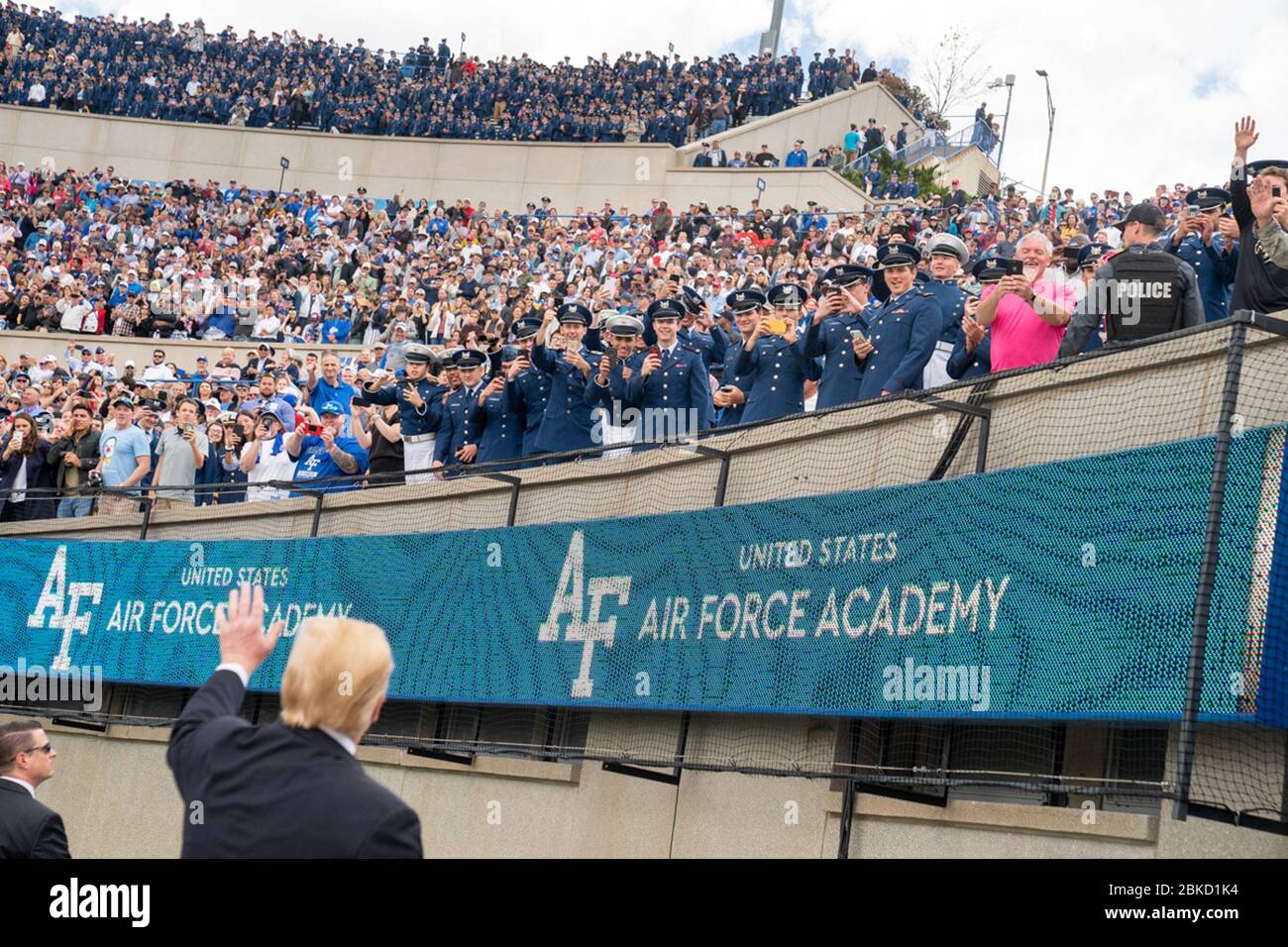 Il presidente Donald J. Trump si addita alla conclusione della cerimonia di laurea del 2019 dell'Accademia dell'aviazione militare statunitense giovedì 30 maggio 3019, presso lo stadio U.S. Air Force Academy-Falcon a Colorado Springs, Cool. La cerimonia di laurea dell'Accademia dell'aviazione militare degli Stati Uniti Foto Stock