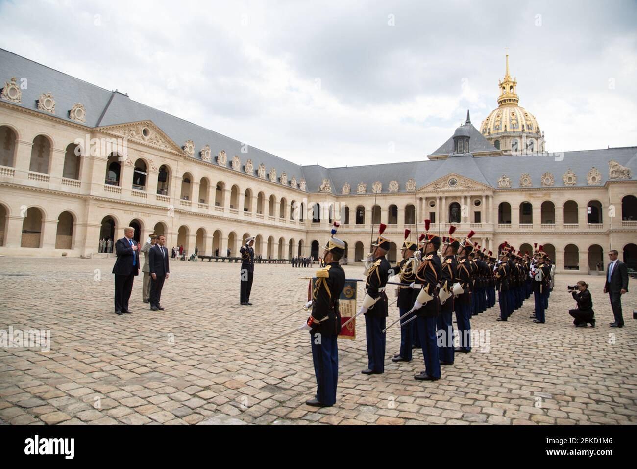 Il 13 luglio 2017, il presidente degli Stati Uniti Donald J. Trump ha incontrato il presidente francese Emmanuel Macron durante una visita diplomatica in Francia. I due leader discussero le relazioni USA-Francia e le questioni globali al Palazzo dell'Élysée di Parigi. Foto Stock