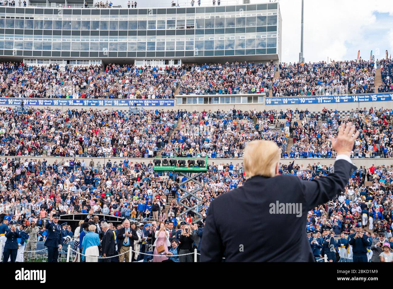 Il presidente Donald J. Trump si addita alla conclusione della cerimonia di laurea del 2019 dell'Accademia dell'aviazione militare statunitense giovedì 30 maggio 3019, presso lo stadio U.S. Air Force Academy-Falcon a Colorado Springs, Cool. La cerimonia di laurea dell'Accademia dell'aviazione militare degli Stati Uniti Foto Stock