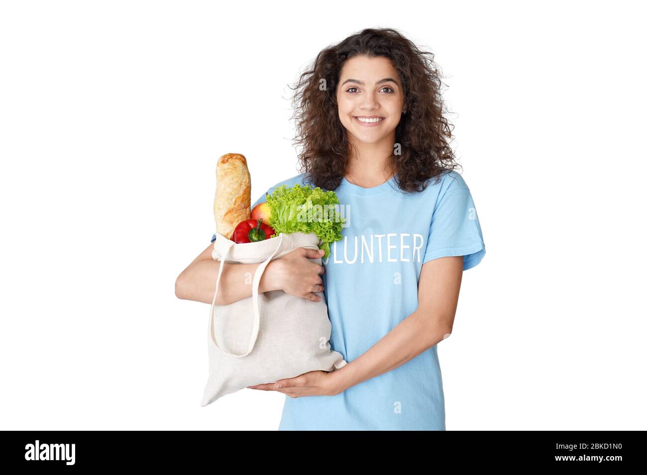 Ragazza latina corriere volontario tenere eco sacchetto alimentari consegna cibo donazione sociale. Foto Stock