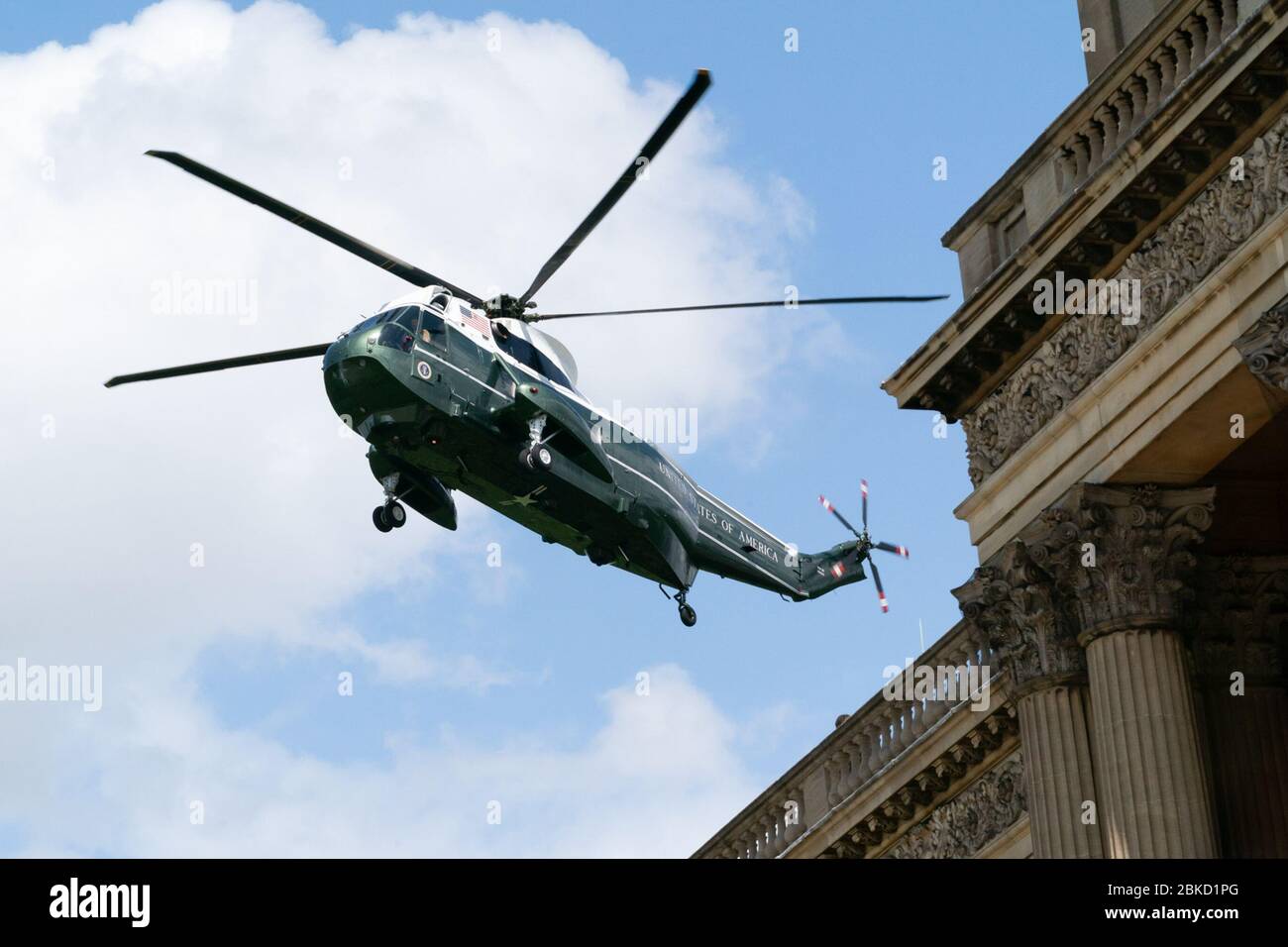 Il 3 giugno 2019, Marine One, con il presidente Donald J. Trump e la First Lady Melania Trump, si preparò ad atterrare a Buckingham Palace a Londra durante la loro visita ufficiale nel Regno Unito. Foto Stock