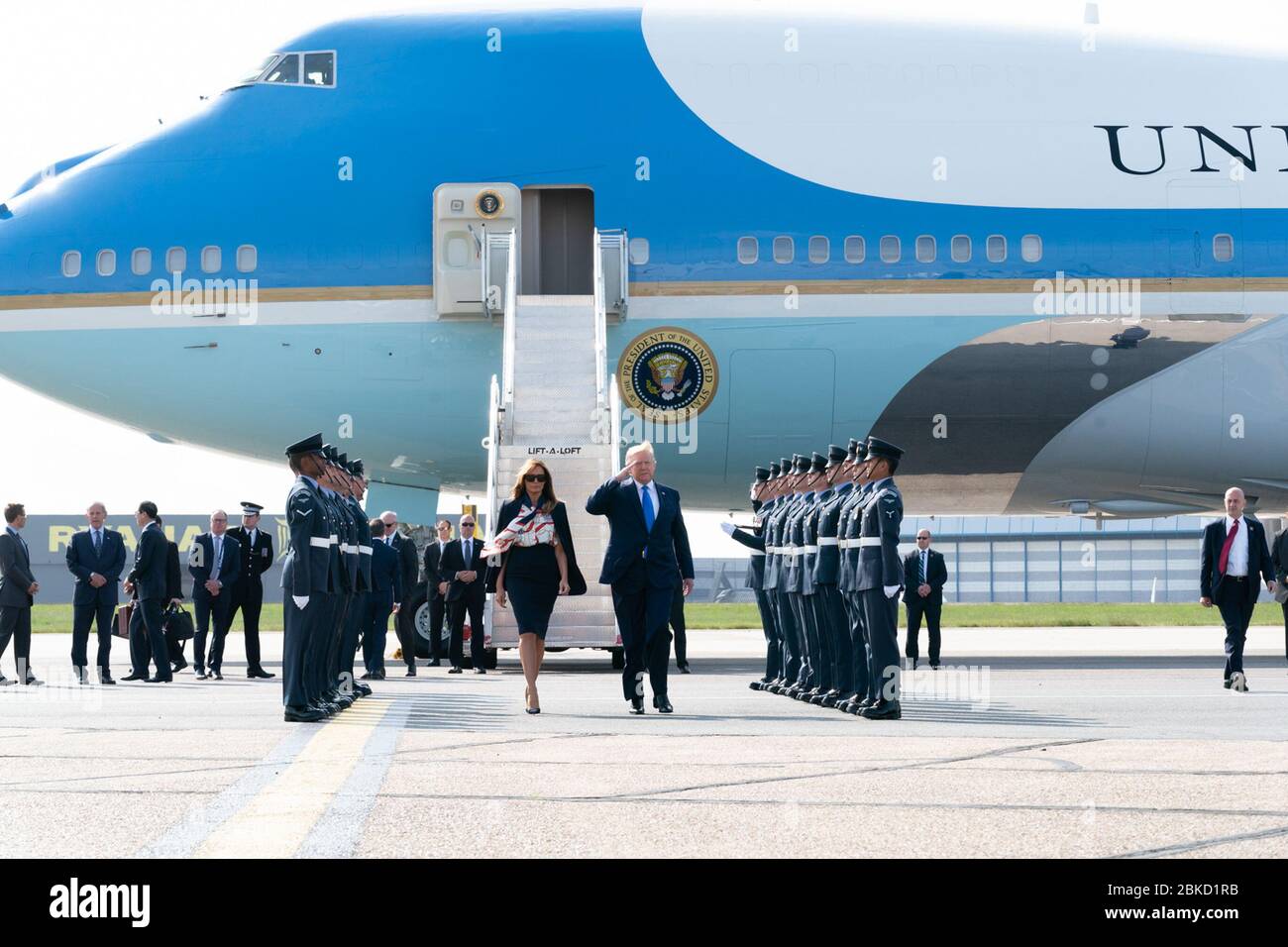 Il presidente Donald J. Trump, Unito alla First Lady Melania Trump, saluta una guardia d'onore dopo lo sbarco dell'Air Force One all'aeroporto Stansted di Londra lunedì 3 giugno 2019 a Londra. Il presidente Trump e la First Lady Melania Trump arrivano all'aeroporto di Londra Stansted Foto Stock
