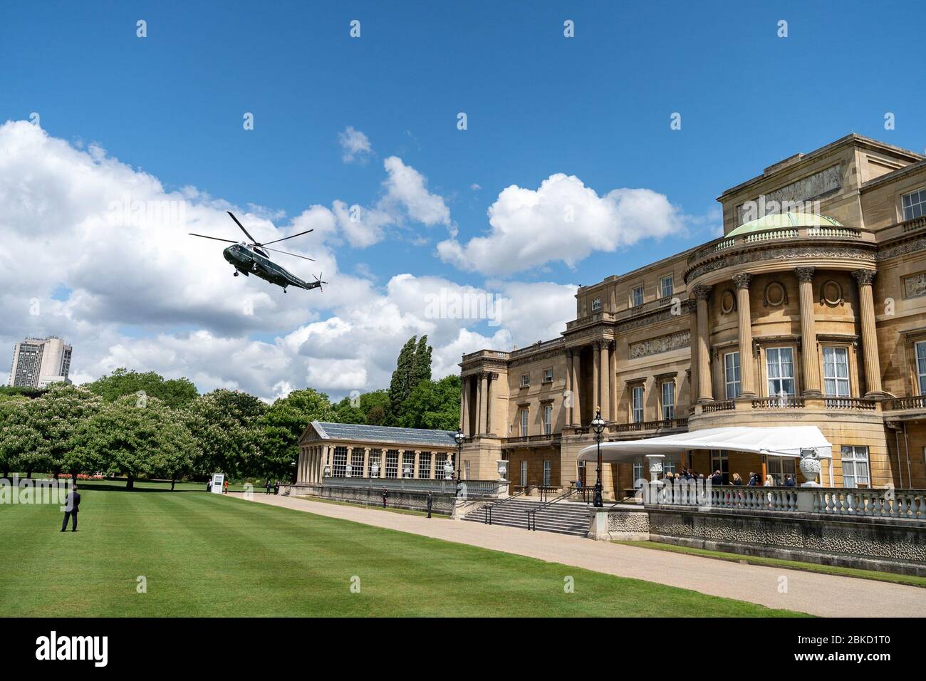 Il 3 giugno 2019, Marine One, con il presidente Donald J. Trump e la First Lady Melania Trump a bordo, si preparò ad atterrare a Buckingham Palace a Londra come parte della loro visita di stato nel Regno Unito. La visita ha segnato un importante evento diplomatico tra gli Stati Uniti e il Regno Unito. Foto Stock