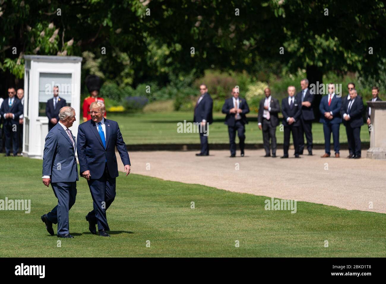 Il presidente Donald J. Trump arriva a Buckingham Palace il 3 giugno 2019, dove viene accolto dal principe Carlo come parte della visita ufficiale nel Regno Unito. Il viaggio includeva affari diplomatici e di stato tra gli Stati Uniti e il Regno Unito durante la presidenza di Donald Trump. Foto Stock