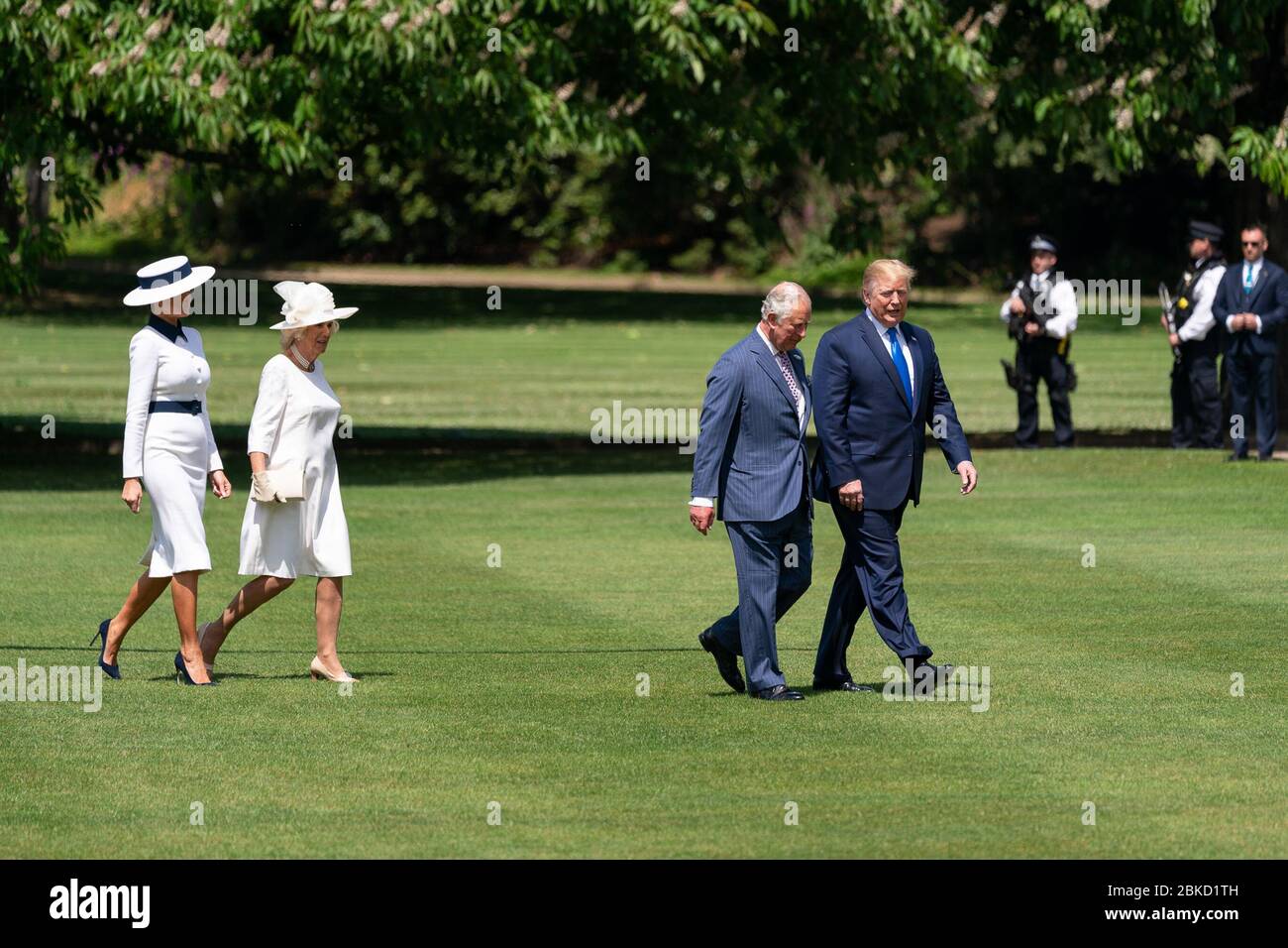 Il presidente Donald J. Trump e la First Lady Melania Trump attraversano il prato di Buckingham Palace con il principe Carlo e Camilla, duchessa di Cornovaglia, il 3 giugno 2019, durante una visita reale. Foto Stock