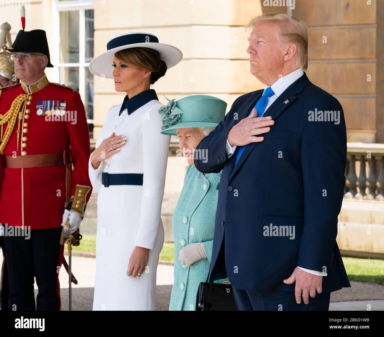 Il 3 giugno 2019, il presidente Donald J. Trump e la First Lady Melania Trump, insieme alla regina Elisabetta II, hanno partecipato a una cerimonia di benvenuto a Buckingham Palace a Londra. I leader hanno difeso l'inno nazionale come parte dell'evento ufficiale durante la visita di stato di Trump nel Regno Unito. Foto Stock