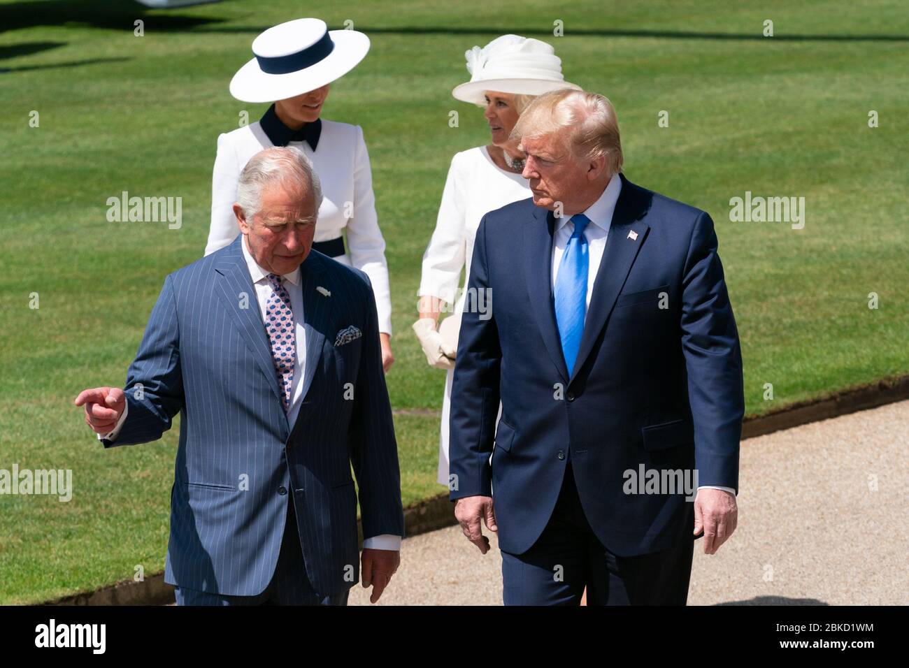 Il 3 giugno 2019, il presidente Donald J. Trump e la First Lady Melania Trump attraversarono il prato di Buckingham Palace con il principe Carlo e la duchessa di Cornovaglia, in vista di una cerimonia di benvenuto a Londra durante la loro visita di stato nel Regno Unito Foto Stock