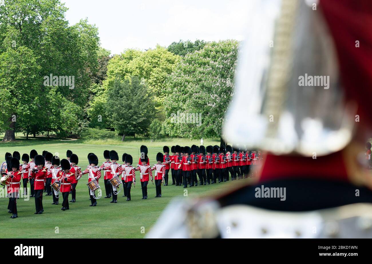 Le Guardie Grenadier sono viste durante la cerimonia di benvenuto del presidente Donald J. Trump e della prima signora Melania Trump a Buckingham Palace lunedì 3 giugno 2019, a Londra. Il viaggio del presidente Trump e di First Lady Melania Trump in Inghilterra Foto Stock