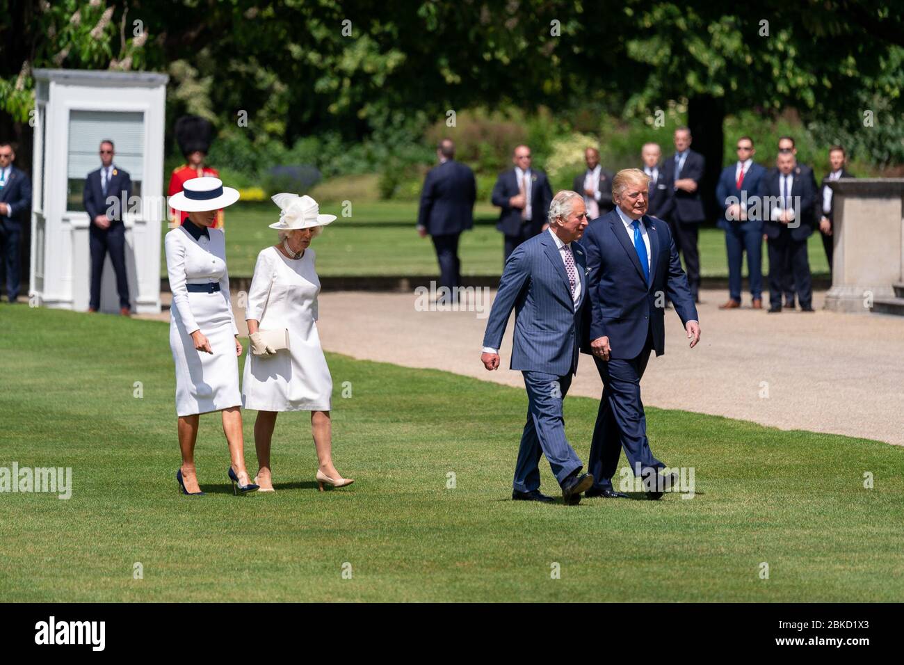 Il 3 giugno 2019, il presidente Donald Trump e la First Lady Melania Trump, accompagnati dal principe di Galles e dalla duchessa di Cornovaglia, attraversarono il prato di Buckingham Palace prima di una cerimonia di benvenuto a Londra durante la loro visita ufficiale nel Regno Unito. Foto Stock