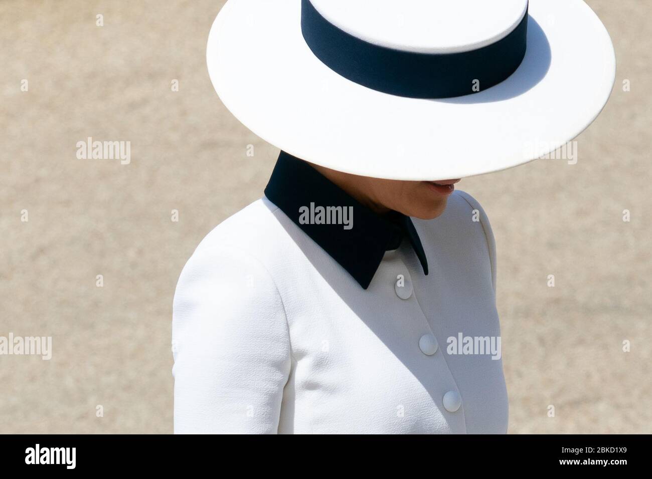 Il 3 giugno 2019, la First Lady Melania Trump ha attraversato il prato di Buckingham Palace a Londra prima di partecipare a una cerimonia di benvenuto come parte della sua visita e del presidente Trump nel Regno Unito Foto Stock