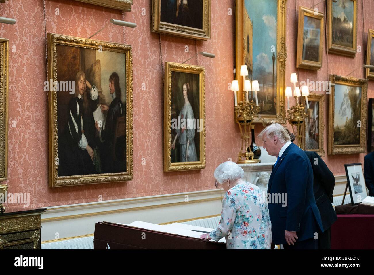 Il 3 giugno 2019, il presidente Donald J. Trump, accompagnato dalla regina Elisabetta, visitò la Royal Collection of American Items nella Picture Gallery di Buckingham Palace durante la sua visita di stato nel Regno Unito. Foto Stock