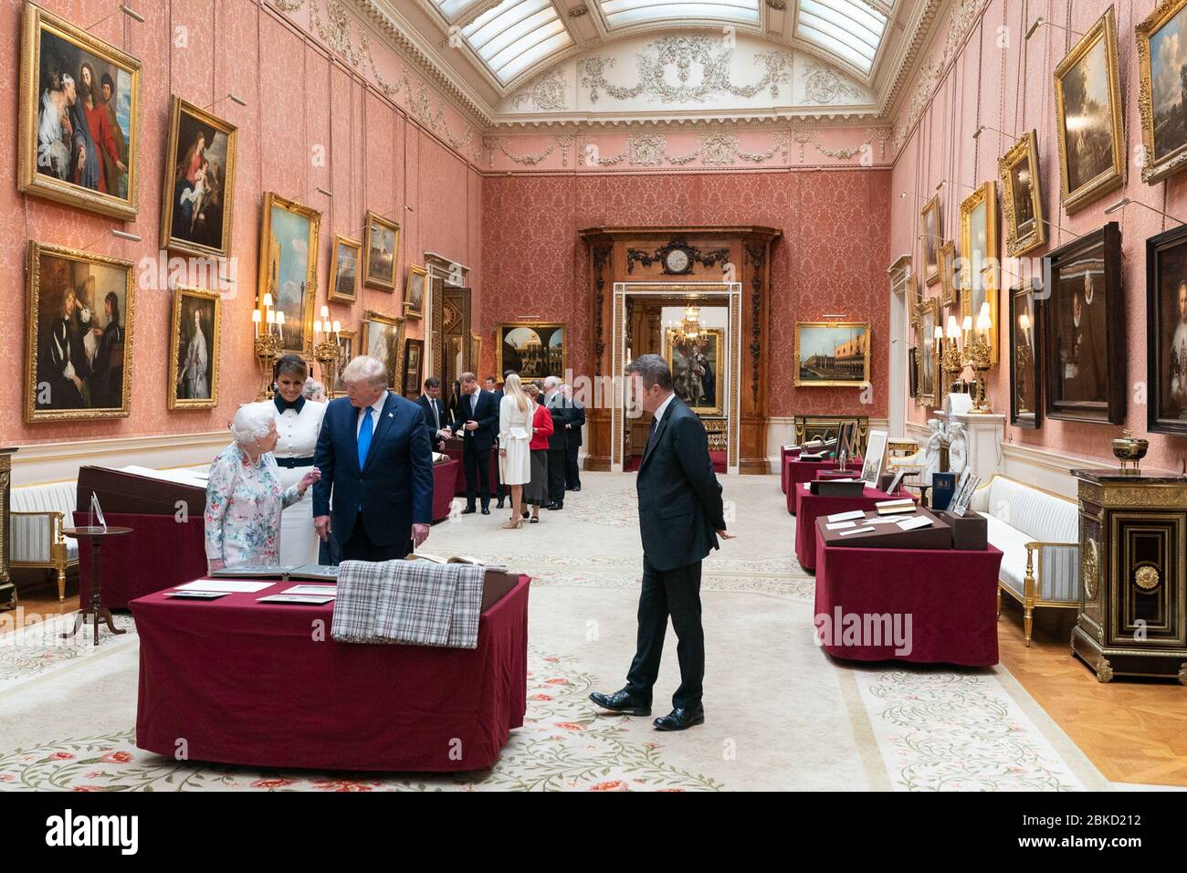 Il presidente Donald J. Trump e la First Lady Melania Trump si incontrano con la regina Elisabetta II per esaminare gli oggetti della Royal Collection nella Picture Gallery di Buckingham Palace il 3 giugno 2019, durante la loro visita di stato nel Regno Unito. Foto Stock