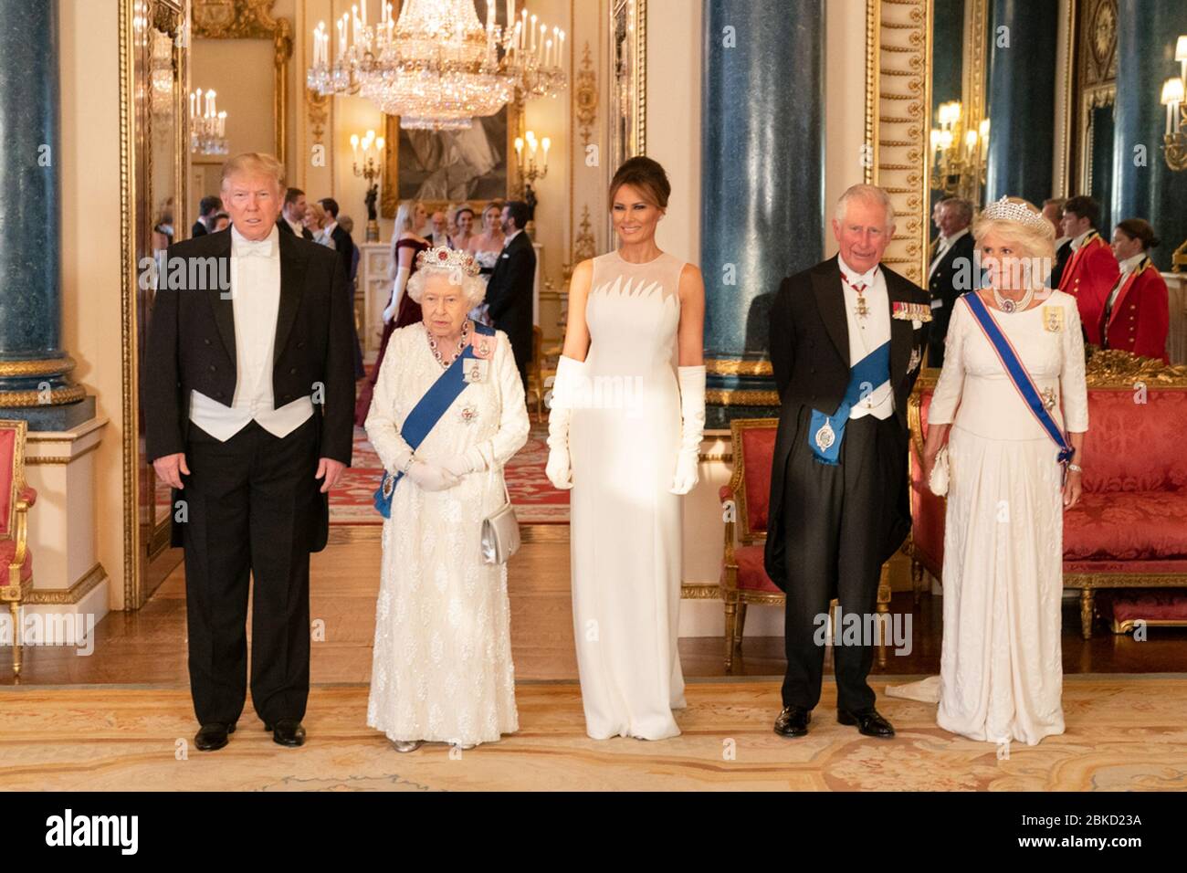 Il presidente Donald J. Trump e First Lady Melania Trump si posano per una foto con la regina Elisabetta II, il principe di Galles e la duchessa di Cornovaglia britannica lunedì 3 giugno 2019, prima di partecipare a un banchetto di Stato a Buckingham Palace a Londra. Visita del presidente Trump e di First Lady Melania Trump nel Regno Unito Foto Stock