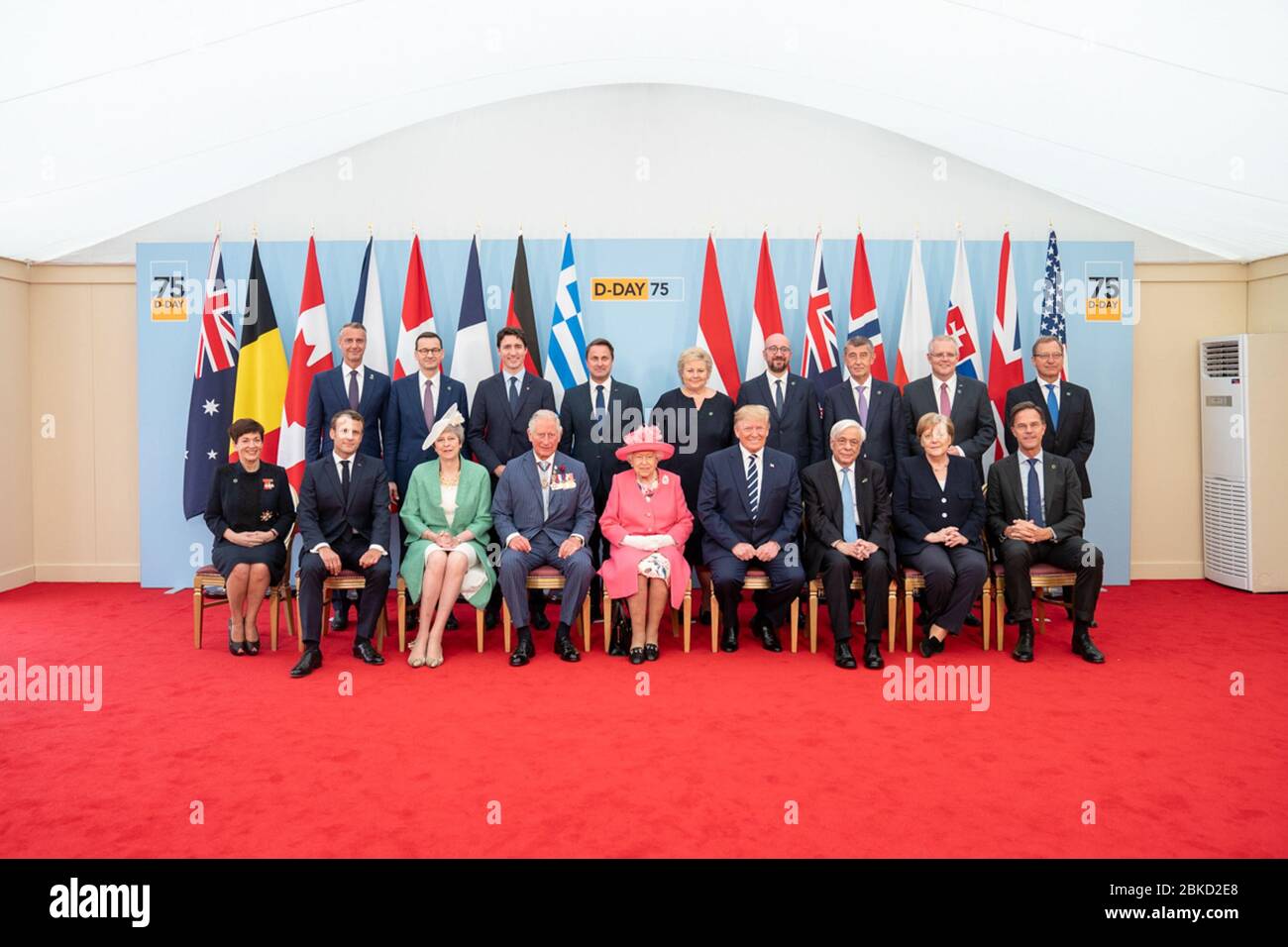 Il presidente Donald J. Trump si pone per le foto con i leader della commemorazione del D-Day martedì 4 giugno 2019, prima della cerimonia di commemorazione in onore del 75° anniversario del D-Day a Porstmouth. Il viaggio del presidente Trump e di First Lady Melania Trump nel Regno Unito Foto Stock