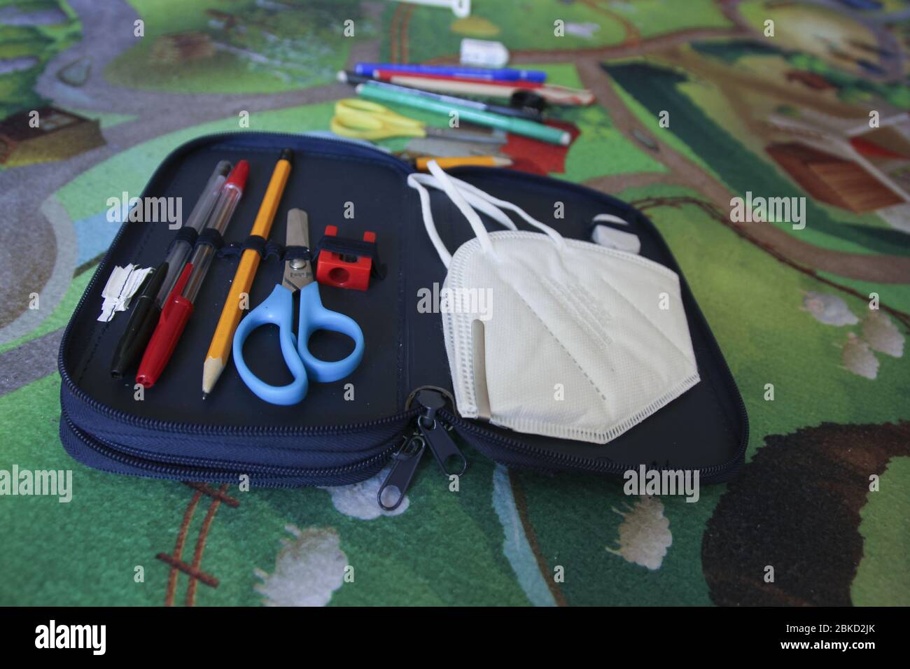 Scuola di coronavirus, maschera nel caso, in classe Foto Stock