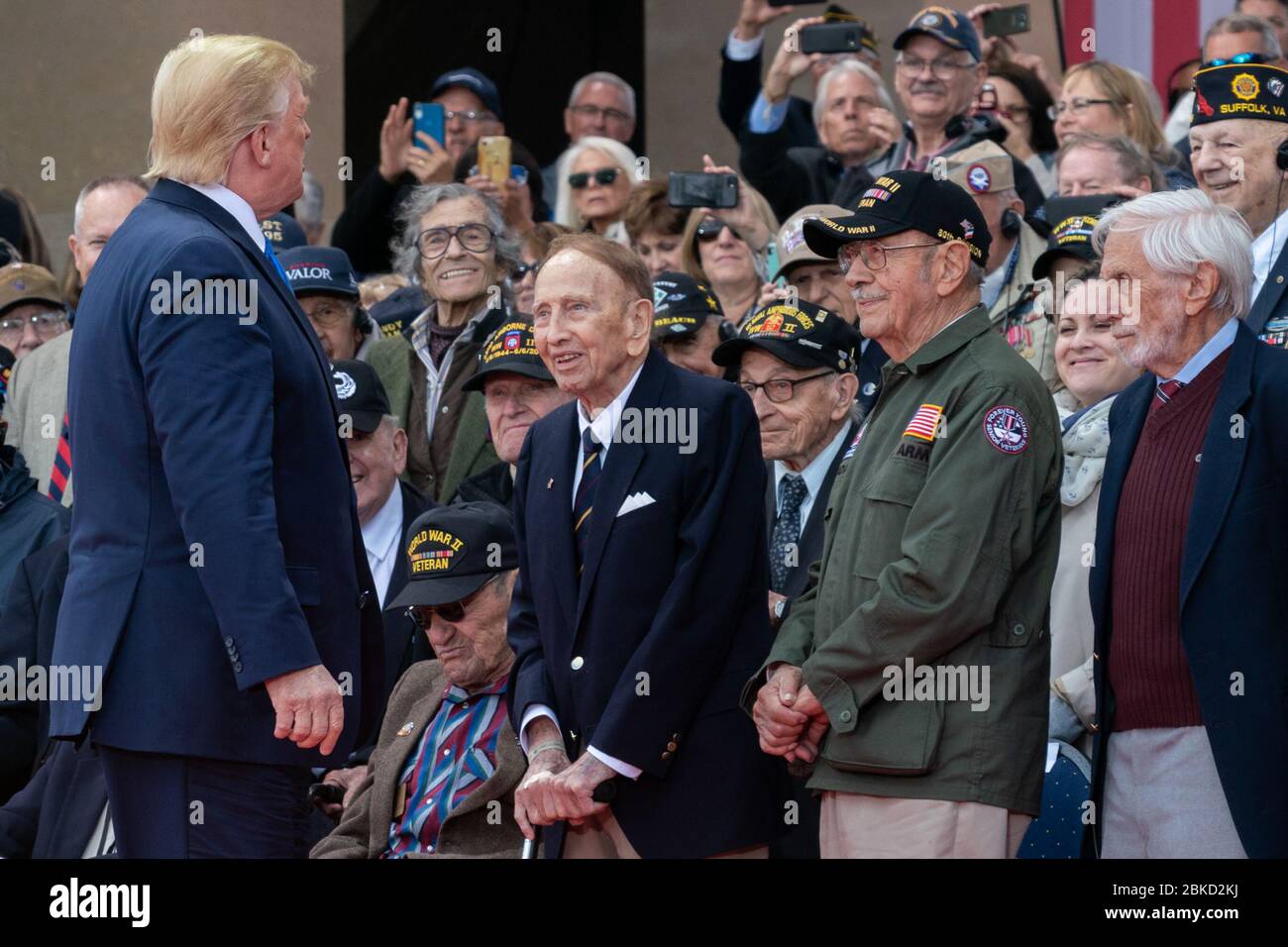 Il 6 giugno 2019, il presidente Donald J. Trump ha partecipato alla 75a commemorazione del D-Day al cimitero americano di Normandia in Francia, dove ha salutato i veterani della seconda guerra mondiale e ha reso omaggio al loro coraggio e sacrifici. Foto Stock