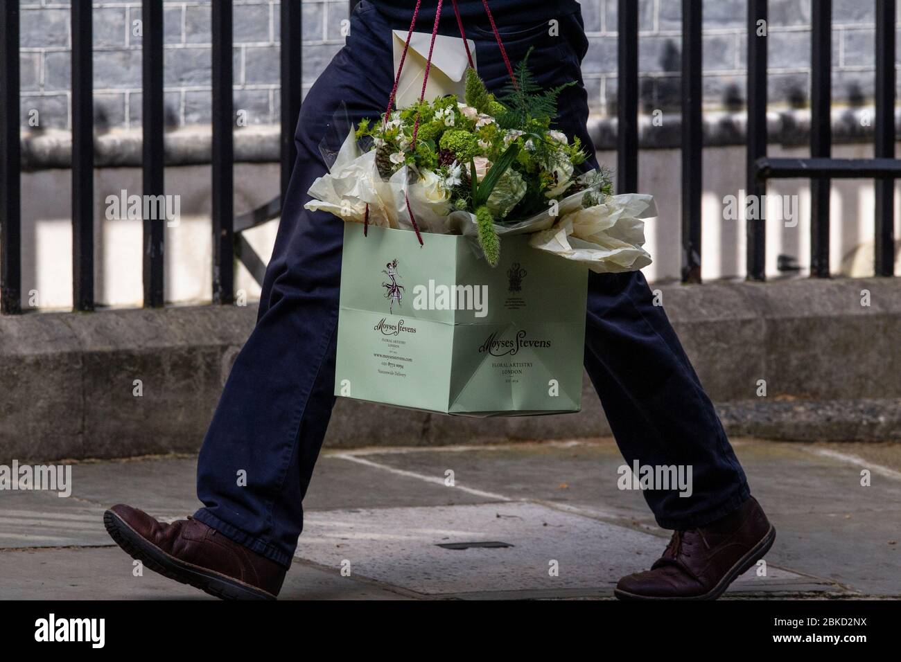 I fiori hanno trasportato al No.10 Downing Street per complimentarsi con il primo ministro britannico ed il suo fidanzato Carrie Symonds con la nascita del loro figlio Wilfred, Regno Unito Foto Stock