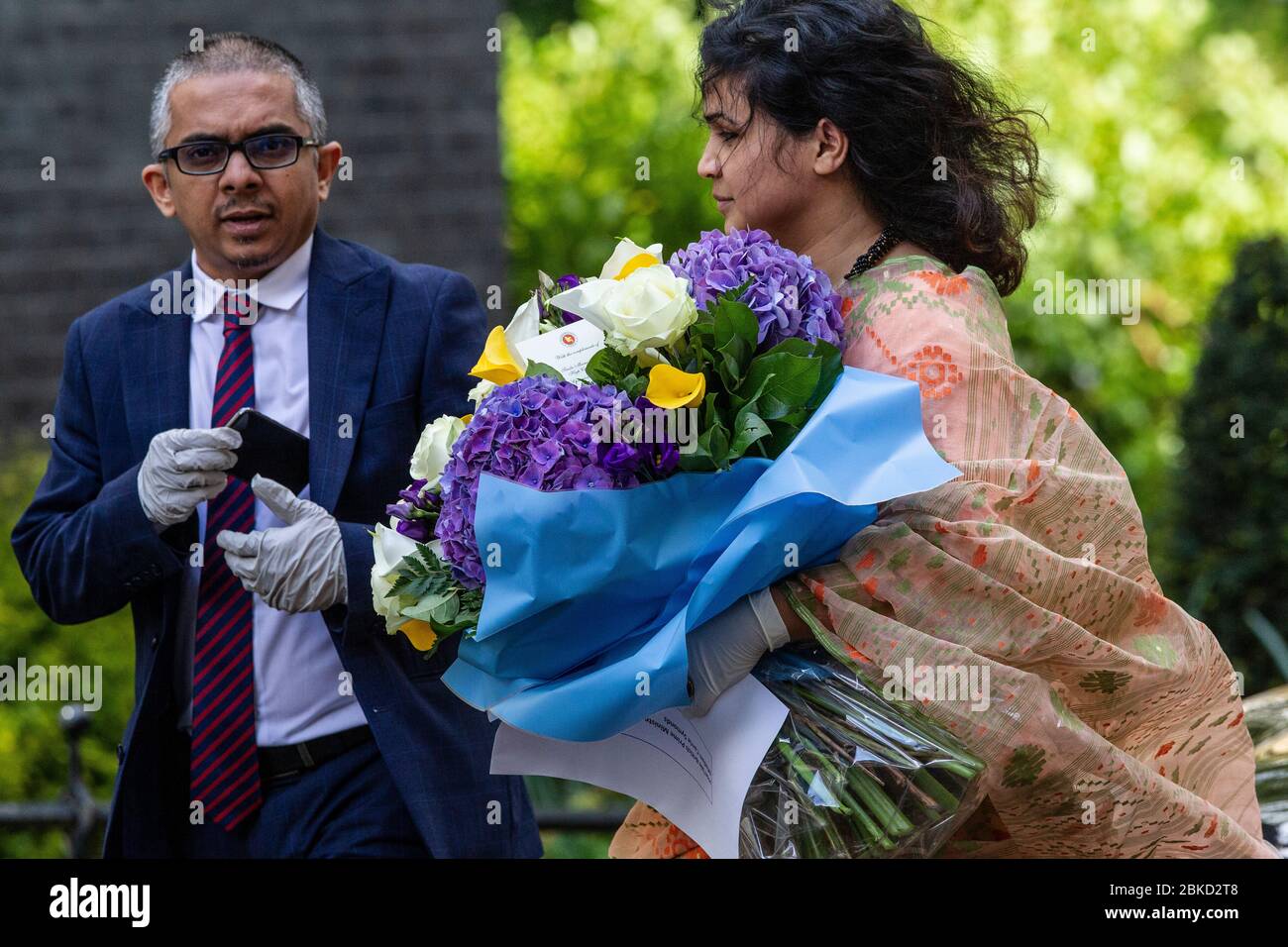 I fiori hanno trasportato al No.10 Downing Street per complimentarsi con il primo ministro britannico ed il suo fidanzato Carrie Symonds con la nascita del loro figlio Wilfred, Regno Unito Foto Stock